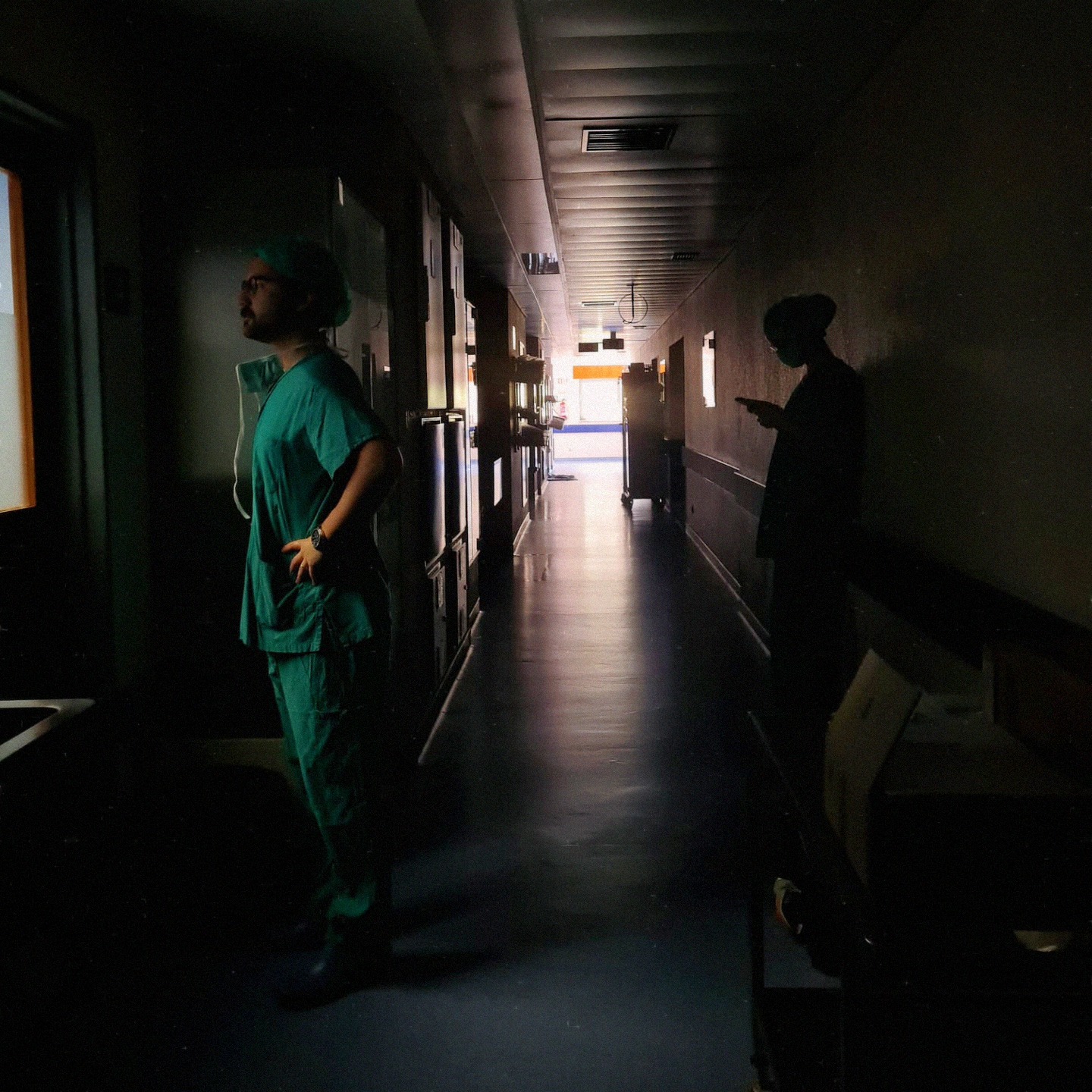 Hoje o bloco acabou mais cedo. Foram mais de duas horas a operar "ligados às máquinas", para acabar uma cirurgia planeada para demorar 5h. As luzes lá fora todas desligadas, mas na sala operatória os pantoffs continuaram sempre fiéis à sua missão, tal como os ventiladores da consola de anestesia. Só os dispositivos eletrónicos essenciais tiveram permissão para continuar ligados. E assim, com alguma incerteza e a tentar receber as notícias de fora, as possíveis, levámos a bom porto mais uma cirurgia para correcção de deformidade facial. A paciente vai acordar para uma nova imagem de si mesma e para uma nova realidade lá fora. Seguramente uma cirurgia memorável para a paciente e para nós também. É bom saber que, mesmo quando tudo falha, podemos contar com o SNS. Isto não vão ouvir nas notícias. Porque correu bem.