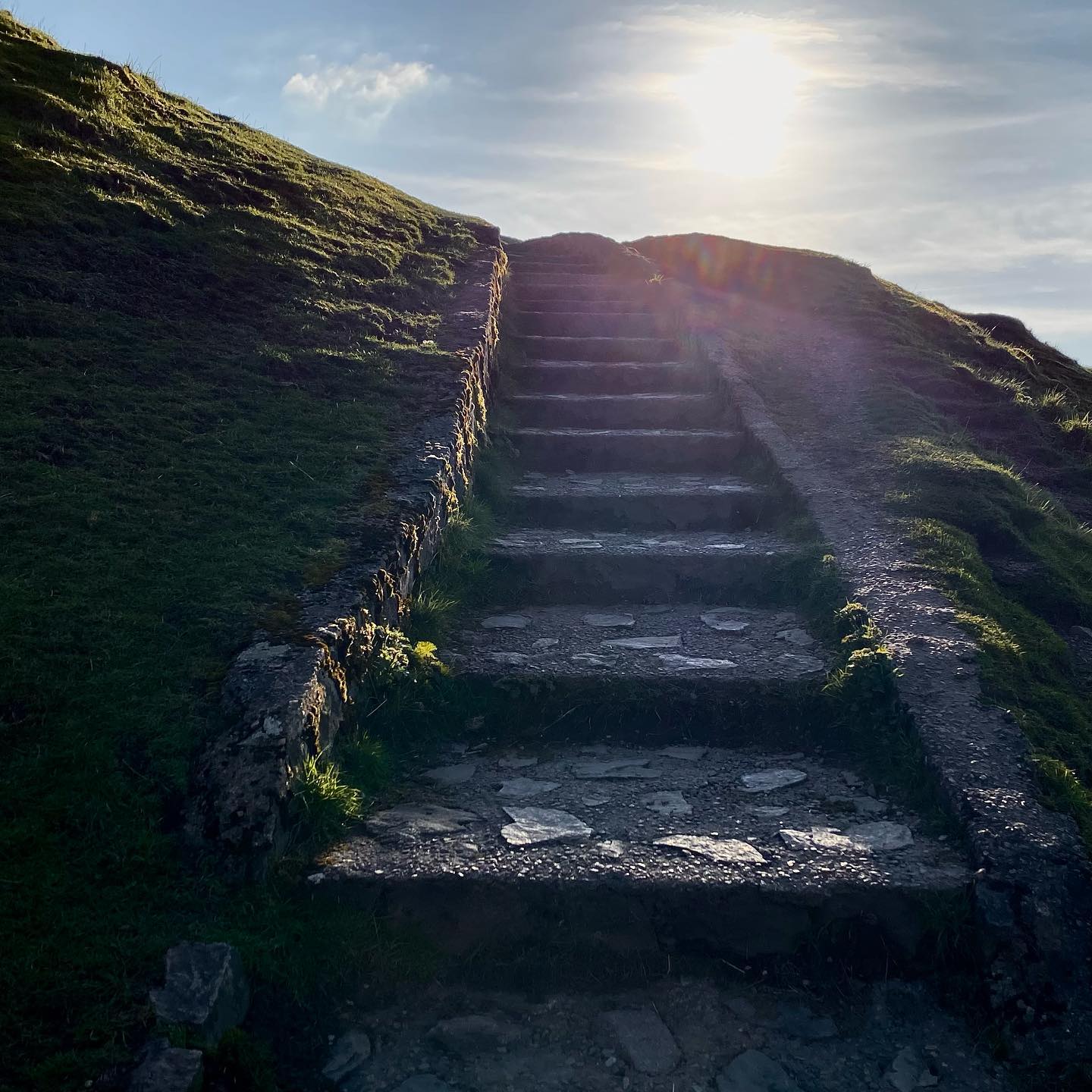 An evening hike up British Camp in the Malvern Hills was absolutely stunning.
.
.
.
.
.
.
.
#malvernhills #malvernhillswalk #malvernhillsphotos #photography #nature #steps #history #malvern #worcestershire #threecounties #herefordshire #hills #hike #walk