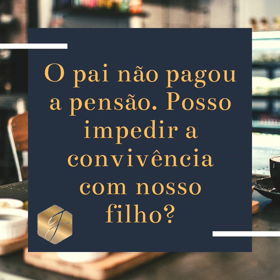 Não! O argumento de que o pai não paga pensão, não é justificativa para proibir a convivência dele com seu filho.
Lembre-se: o exercício da convivência é um direito do pai e da mãe e também é um direito do menor (art. 1589 do Código Civil).
Há meios adequados para exigir o cumprimento da obrigação de prestar alimentos.
Se a cobrança amigável não tiver sucesso, através da ação de execução/cumprimento de sentença, será possível cobrar os valores judicialmente.
