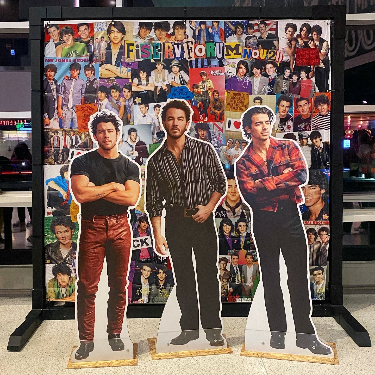 Excited I got to not only see the @jonasbrothers in concert again and for the first time @fiservforum but I also got to design the photo op backdrop for all the fans at the SOLD OUT concert last night. The inspiration, my childhood bedroom!
.
.
.
#jonasbrothers #jonasbrothersconcert #thetour #jonasbrothersthetour #concertphotoop #photoopportunity #photoop #concertactivation #jobros