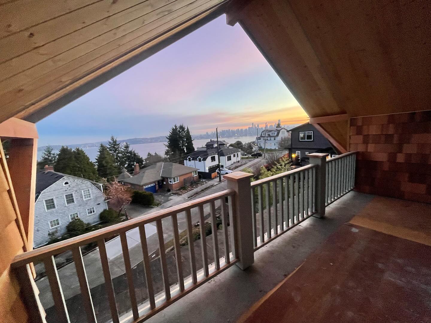 Morning views from the upper deck!
#pnwcontractors #seattle #customsiding
#westseattle #smallbusiness #seattlecontractor
#crafstman