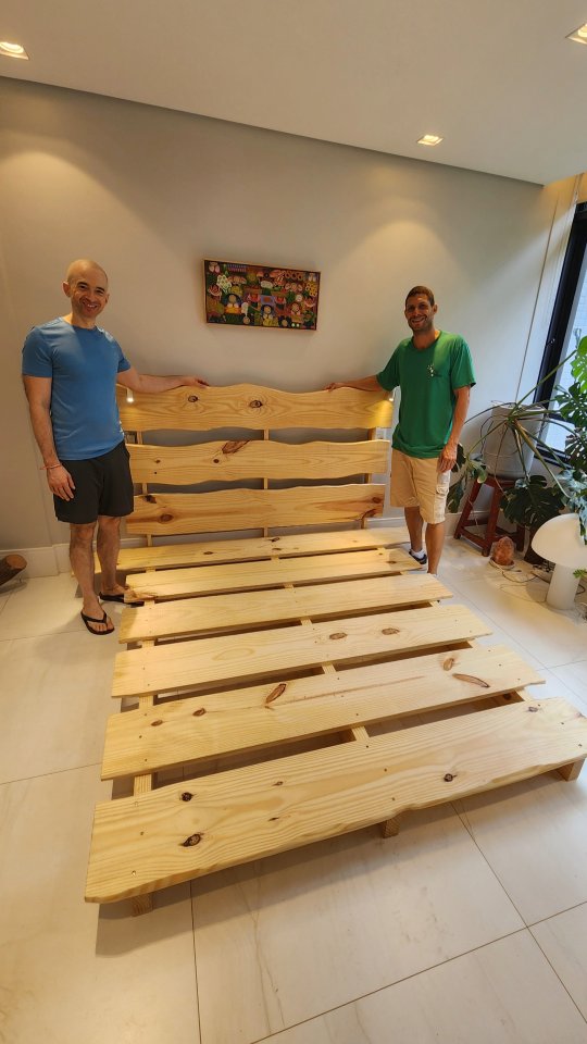 É um orgulho e privilégio para nós poder compartilhar a concretização de um aprendizado!!!
Esse post vai em homenagem ao nosso aluno @moro.num.pais.tropical , que, após fazer o nosso curso de marcenaria resolveu se desafiar e colocar em prática tudo que aprendeu aqui, literalmente botando a mão na massa em nossa marcenaria compartilhada e fazendo nascer um projeto pessoal lindo e cheio de significado!
Hoje montamos a cama em sua casa e o resultado foi esse! 😍 Muito mais que um móvel, é orgulho, autonomia e história!
E é isso que a marcenaria nos proporciona: a capacidade de criar com as próprias mãos e se aproveitar de uma habilidade para fazer arte!
Parabéns pelo desafio e pela entrega Kalin!! Não foi fácil, mas o resultado ficou excepcional!! Temos certeza que foi um caminho bastante especial, tanto para você como pra gente aqui 💚
Que venhamos próximos projetos!!! 👏🏽👏🏽👏🏽
#eraoquefaltava #cursodemarcenaria #marcenariacompartilhada #façavocemesmo