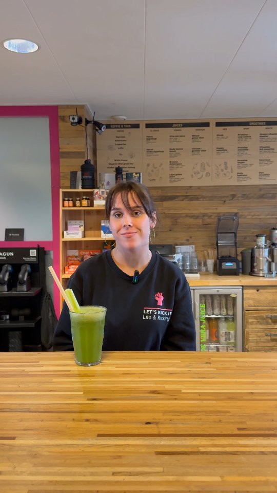 🥬 Geef je lichaam een vitamineboost post workout!
Onze groene detox juice met spinazie, selderij, komkommer en limoen zit boordevol vitamines A, C, K, foliumzuur, kalium en antioxidanten. 💚
Perfect om je dag een gezonde boost te geven of je herstel na een workout te ondersteunen.
Kom hem snel proeven!
#lifeandkicking #detoxjuice #greenjuice #vitamines #postworkout healthyboost gymfuel ijburg lifeandkickingcommunity