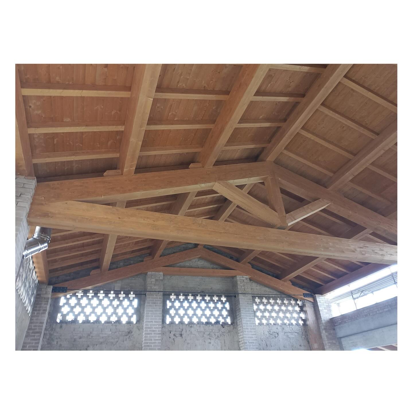 <Tetto in legno strutturale>
•
Realizzazione di copertura in abete lamellare, con struttura portante costituita da capriate in legno progettate per garantire elevata capacità portante, stabilità e durabilità nel tempo.
•
•
•
Cerchiamo sempre soluzioni su misura per valorizzare il progetto in un mix estetica, resistenza e sostenibilità!