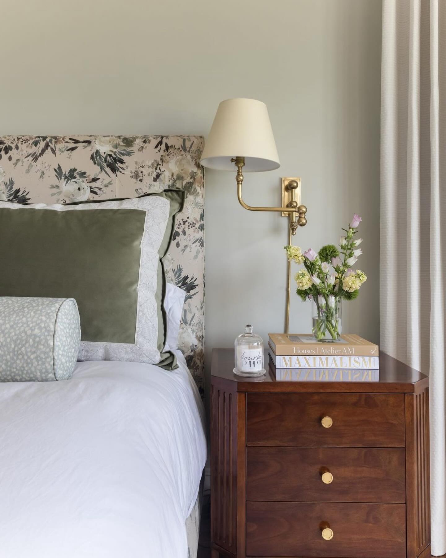 Obsessed with this floral upholstered bed by @lindseyblackinteriors . It’s giving spring vibes 🪴🌾🪷🌱🌼 🛏️