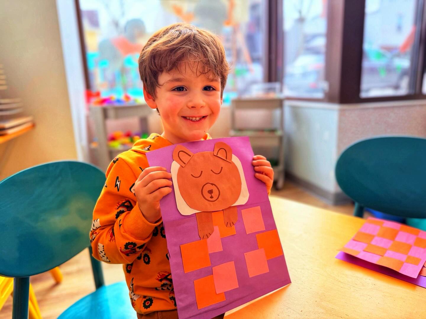 Snowy adventures, cozy animals, and little scientists at work ❄️💛
Today was all about celebrating how much we’ve learned this month as we wrapped up our winter animal explorations! We cuddled up with a story about a sleepy tortuga trying to hibernate🐢💤 Then we tucked in our own sleepy bunnies and bears, making sure they were warm and ready for their winter rest with a fun & very colorful craft🐰🐻
Our peque cocineros had a blast turning bagels and cream cheese into un oso polar 🐻❄️finishing them off with a little chocolate nose before happily munching on their edible creations!😋
We even turned into winter scientists, testing how animals stay warm by comparing icy water with a “blubber” layer to discover how animals survive the winter🧊 And of course, our penguins stayed well-fed thanks to some careful scooping, counting, and teamwork 🐧
what a beautiful month of growing and discovering together 💙