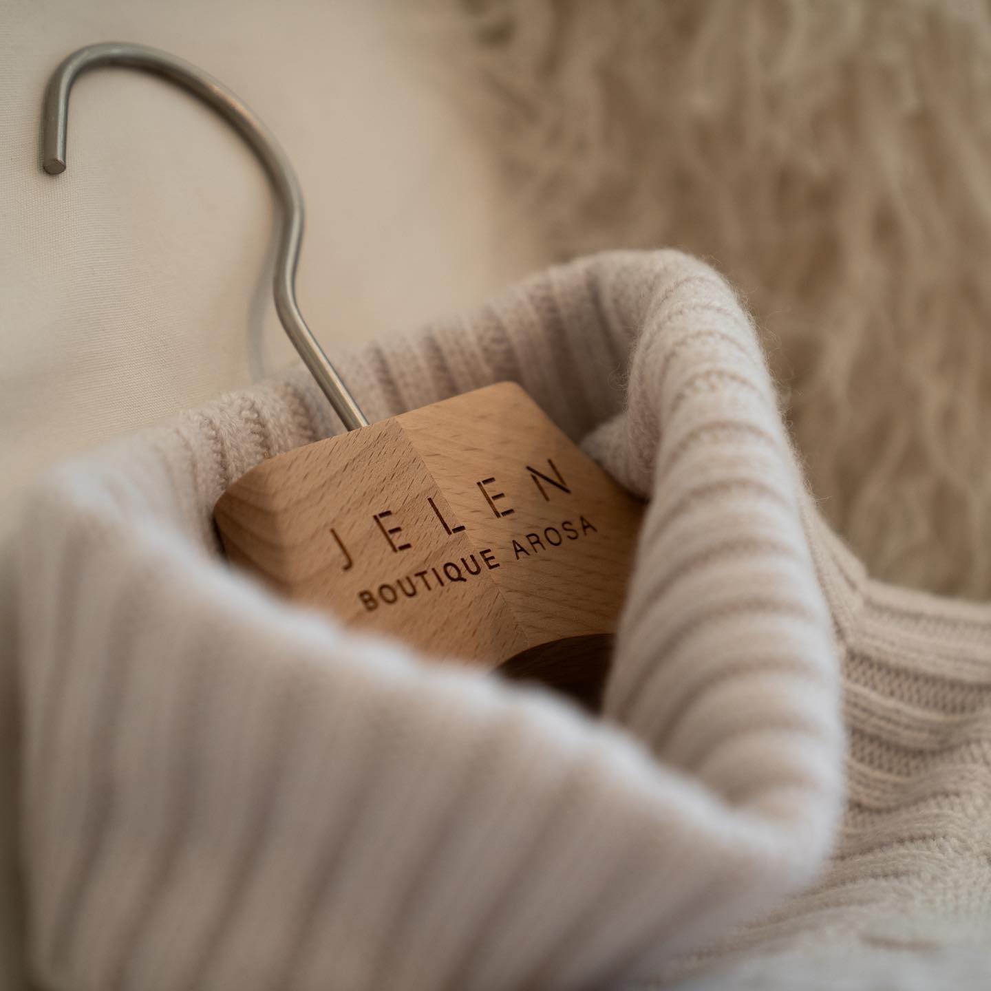 Comfy days.
📸: @idea__ch
#comfy #sweater #autumn #warm #cashmere #fashion #boutiquejelen #arosa