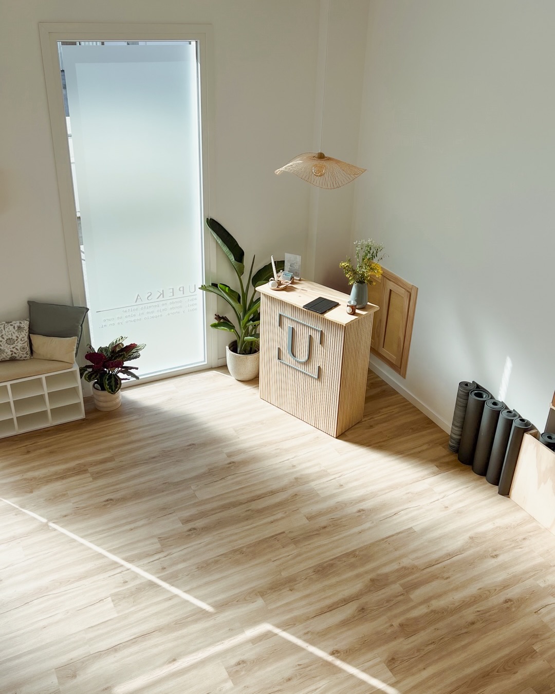 𝒍𝒐 𝒄𝒐𝒕𝒊𝒅𝒊𝒂𝒏𝒐, 𝒍𝒐 𝒔𝒂𝒈𝒓𝒂𝒅𝒐 🌀 𝚕𝚊 𝚟𝚒𝚍𝚊 𝚎𝚗 𝚎𝚕 𝚎𝚜𝚝𝚞𝚍𝚒𝚘
Creo que es muy bonito poder compartirnos así y además creo que la semana pasa os gustó mucho así que… ¡vamos a ello! 😌
1️⃣ Aunque os comparta esta imagen de unos rayos de sol que se dejaron ver esta semana. He estado dándole forma a nuestro rincón de tienda para que podáis ver más fácil todos nuestros productos, os lo compartiré la semana que viene ✨
2️⃣ La clase del lunes/martes, VISHUDDHA Chakra, una secuencia intensa que removía con sólo pasar unos minutos en ella.
3️⃣ Así se ven y se sienten las clases online desde el estudio 🫰🏼
4️⃣ Es impresionante poder ver vuestros avances semana tras semana.
5️⃣ Acompañar la respiración y no forzar como premisa para cada ajuste que se haga en el centro.
6️⃣ La autopractica como sostén para confirmar desde donde quiero compartirme. Y desde ahí, poder dar el espacio al sentir.
7️⃣ Un pelín más de cerca nuestras clases de ashtanga.
¡Espero que os guste una semana más! Hoy terminamos la semana con nuestro Friday Rocket Party 🫀
GRACIAS siempre ✨