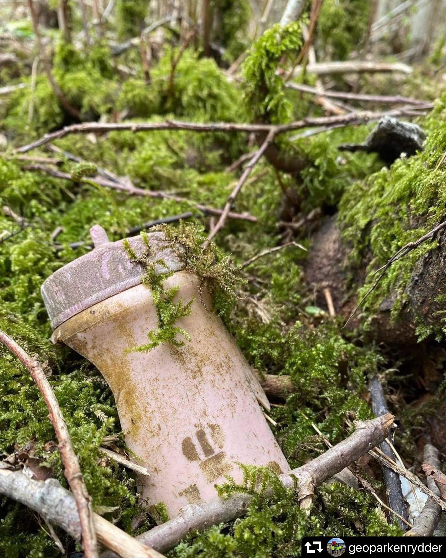 Følg Geoparkenrydder langs kysten av Skien, Porsgrunn og Bamble
#repost @geoparkenrydder
・・・
Holdbarhetstiden på matvarene blir ingenting sammenlignet med holdbarhetstiden til emballasjen! Etter 35 år i naturen endte posen med Goldfish👉🏼 sine dager i en av våre avfallssekker 🐳 (Ketchup/sennep-flasken var ikke mulig å datere)
#ryddnorge
#miljofondet
#geanorvegicageopark
#strandrydding
#natur #nature
#norge #norway
#cleanoceans
#emballage
#telemark
#environment
#unescoglobalgeopark
#utno