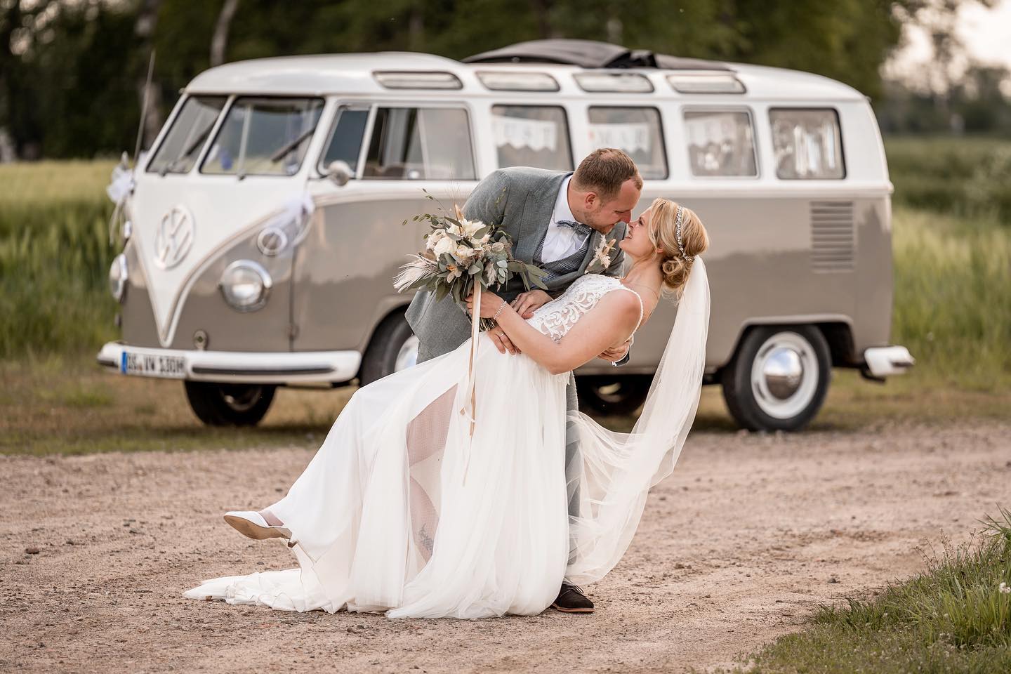 Liebe Brautpaare und Hochzeitsliebende,
wir sind Ilona & Afshin, eure leidenschaftlichen Hochzeitsfotografen! 🤩✨ Wir glauben an die Magie und Schönheit, die in jedem einzigartigen Moment eurer Hochzeit steckt, und unsere Mission ist es, diese unvergesslichen Augenblicke für die Ewigkeit festzuhalten. 📸💖
Mit großer Vorfreude schauen wir bereits jetzt auf das kommende Jahr. 📅 Wir können es kaum erwarten, eure Geschichten zu erzählen, eure Liebe zu dokumentieren und eure wundervollen Momente einzufangen. 🥰💒
Wenn ihr also eure Hochzeit im Jahr 2024/25 plant und nach dem perfekten Fotografenteam sucht, dann seid ihr bei uns genau richtig! ✨ Lasst uns gemeinsam die schönsten Erinnerungen kreieren und eure Hochzeit in atemberaubenden Bildern verewigen. 🌟
Wir sind schon gespannt darauf, eure einzigartige Liebesgeschichte kennenzulernen und die einzigartigen Momente eurer Hochzeit zu erfassen. Schreibt uns gerne eine Nachricht oder hinterlasst einen Kommentar, und wir werden uns umgehend bei euch melden! 💬✉️ www.Lichtgestalt-schreer.de #hochzeitsfotografie #brautportrait #hochzeitskleid #hochzeitsinspiration #hochzeitsfotograf #hochzeitsfotografen #hochzeitsfotos #zukünftigebraut #braut #hochzeitsmomente #hochzeitsfotografieideen #hochzeitsfotografieinspiration #hochzeitsfotografietipps #hochzeitsfotografieliebe #hochzeitsfotografieziele #weddingphotography #bridalportrait #justmarried #weddingdress #weddingphotographer #bridesmaids #weddingday #weddingphotographers #weddingphotos #bridetobe #bridal #weddingphoto #weddingmoments #hochzeitosnabrück #hochzeitmelle