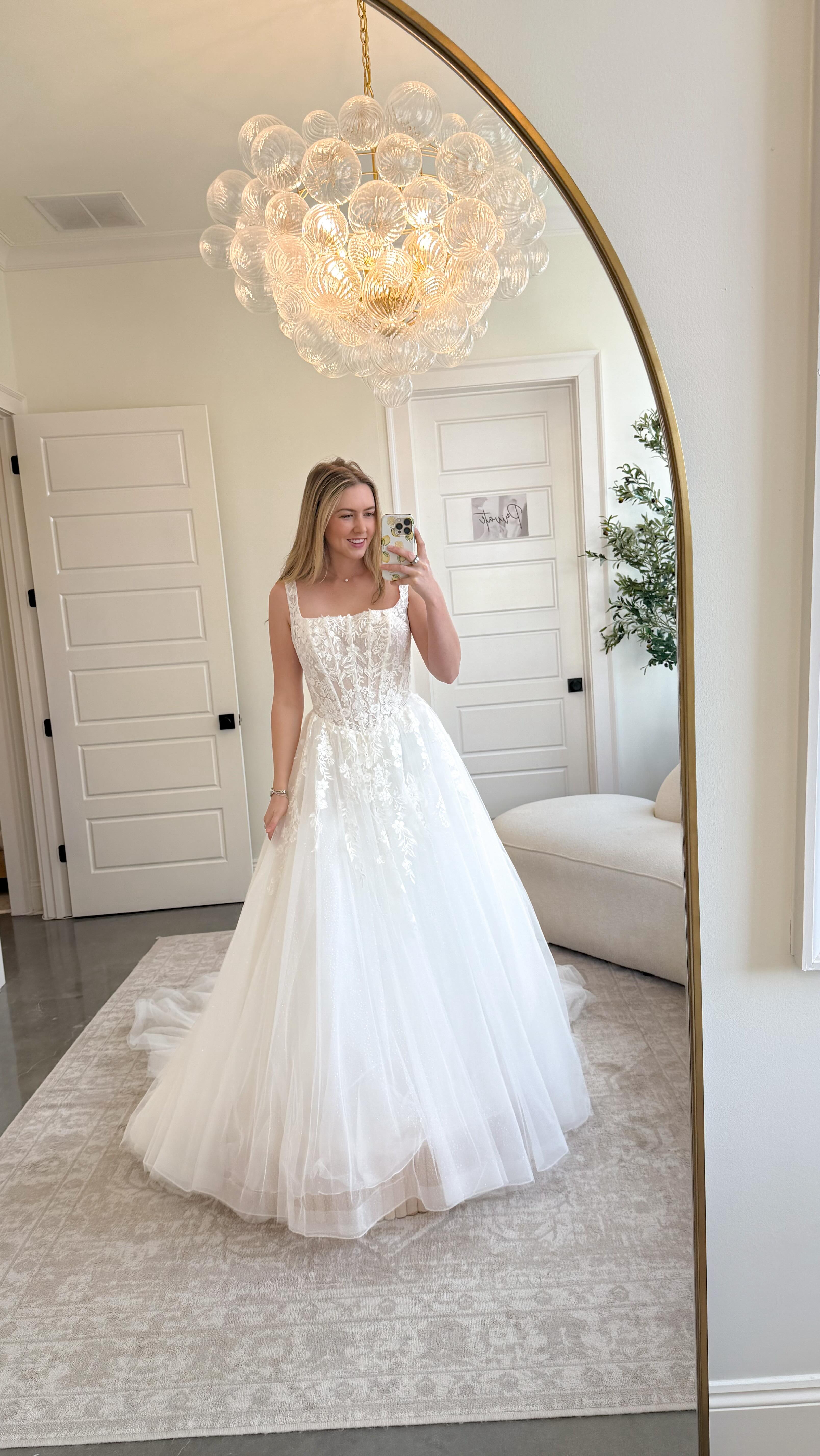 Square neckline, basque waist, and soft floral details that feel straight out of a fairytale 🤍
This is the kind of silhouette that makes the whole room go quiet.
Try it on at @senoiabridal and see why we’re obsessed.
#floralweddingdress #squarenecklinegown #basquewaistdress #ballgownbridal #senoiabridal