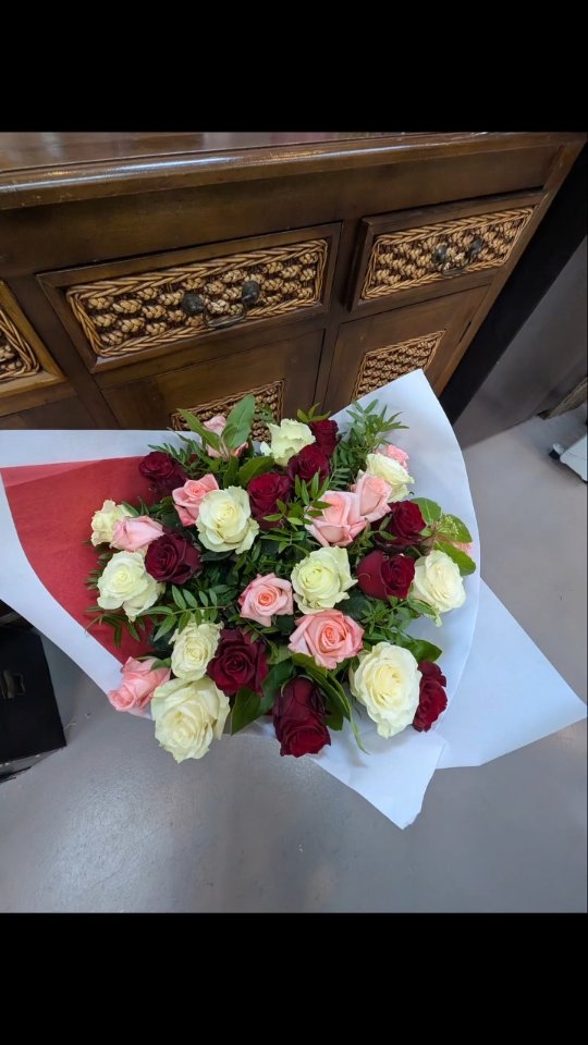 Élégant, généreux et plein de tendresse 🩷❤️🤍
Notre bouquet de 30 roses mêlant rose, rouge et blanc est une véritable déclaration florale.
Le rouge pour l’amour profond, le rose pour la douceur et la délicatesse, le blanc pour la pureté… une harmonie de couleurs qui parle au cœur sans dire un mot.
Confectionné avec soin dans notre atelier à Nice, chaque bouquet est unique et prêt à faire briller les yeux de la personne qui le reçoit. 🌹✨
#FleuristeNice #BouquetDeRoses #RosesRouges #RosesBlanches #RosesRoses