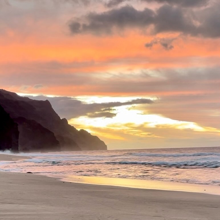 
ご報告
この度、かねてよりお付き合いしていた彼と結婚し、彼の仕事の都合によりしばらく生活の拠点を京都に移すことになりました。
それに伴いまして、現在受け持っている全てのクラスが9月末までとなります。
残り2ヶ月となりますが、より良いクラスを提供できるよう精一杯努めますので、よろしくお願いいたします😊🌸