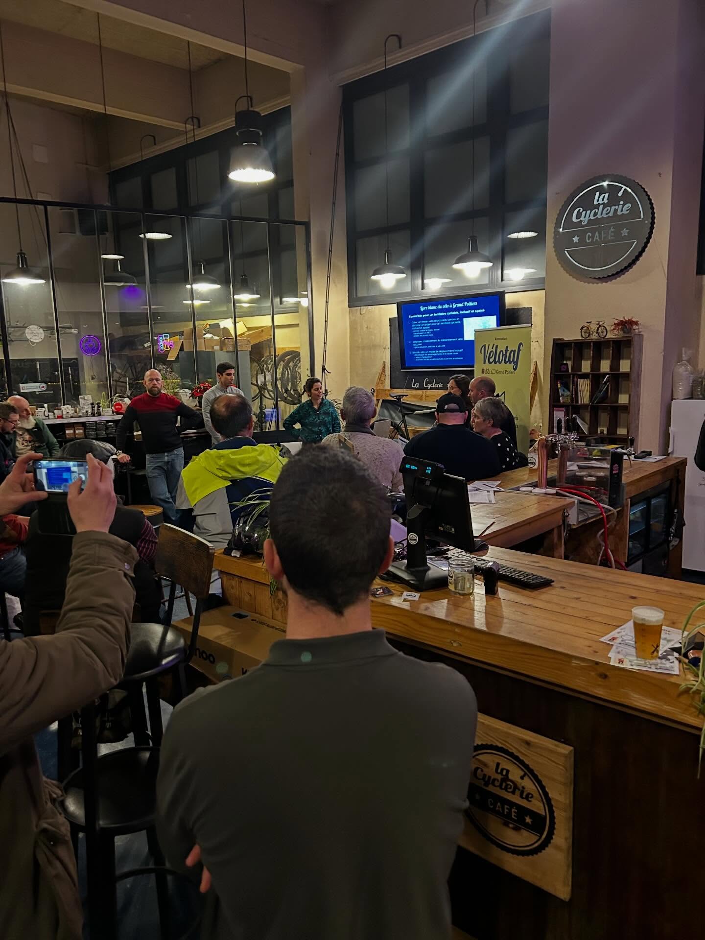 ÊTRE UTILE. 🤜🏼🤛🏼
Depuis notre ouverture, La Cyclerie Café a toujours eu pour volonté d’être proche des cyclistes, des associations, des clubs et des services vélo de la ville.
Plus de 8 ans plus tard, c’est toujours avec plaisir que nous vous accueillons tous, que nous servons la volonté d’avoir une communauté vélo diversifiée, riche et dynamique.
Ce soir, nous accueillons à nouveau @velotafgp pour la publication du livre blanc et de leur Assemblée Générale 2025.
Un moment de rencontre, détendu mais studieux, permettant de se projeter pour l’année à venir, en tenant compte des élections municipales approchantes.
Nous sommes heureux de vous accueillir, n’hésitez pas à nous contacter si vous aussi souhaitez faire une réunion club, une réunion d’entreprise, une assemblée générale associative, une exposition, une soirée d’anniversaire, une spectacle de théâtre, un concert.
Nous serons ravis d’étudier votre proposition et de répondre à votre demande.
#velotaf #villepoitiers #poitiersmaville #bikelife #passionvelo