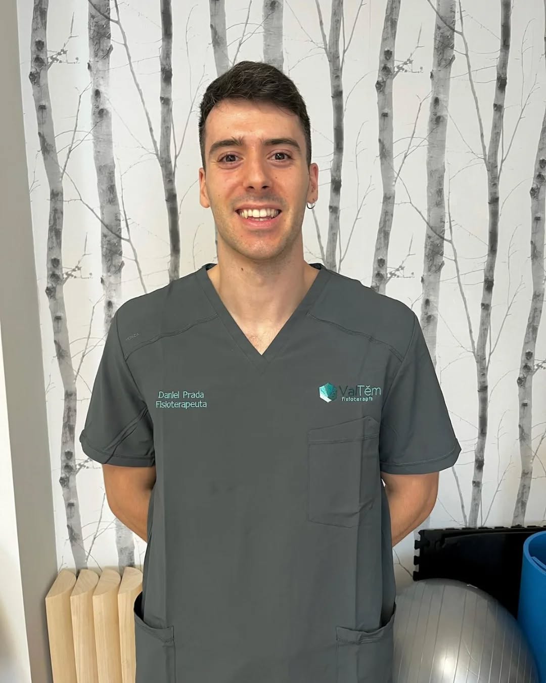 ¡VALTEM CRECE!
Nos hace mucha ilusión presentaros a Dani, nuestro nuevo fisio y compañero en Valtem!
Dani tiene formación en terapia manual ortopédica, punción seca, fisioterapia invasiva y experiencia en equipo de segunda división de fútbol español.
Todo esto nos refuerza como equipo especializado en fisioterapia deportiva y traumatológica como bien veníamos haciendo hasta el momento!
¡BIENVENIDO DANI! 🌟