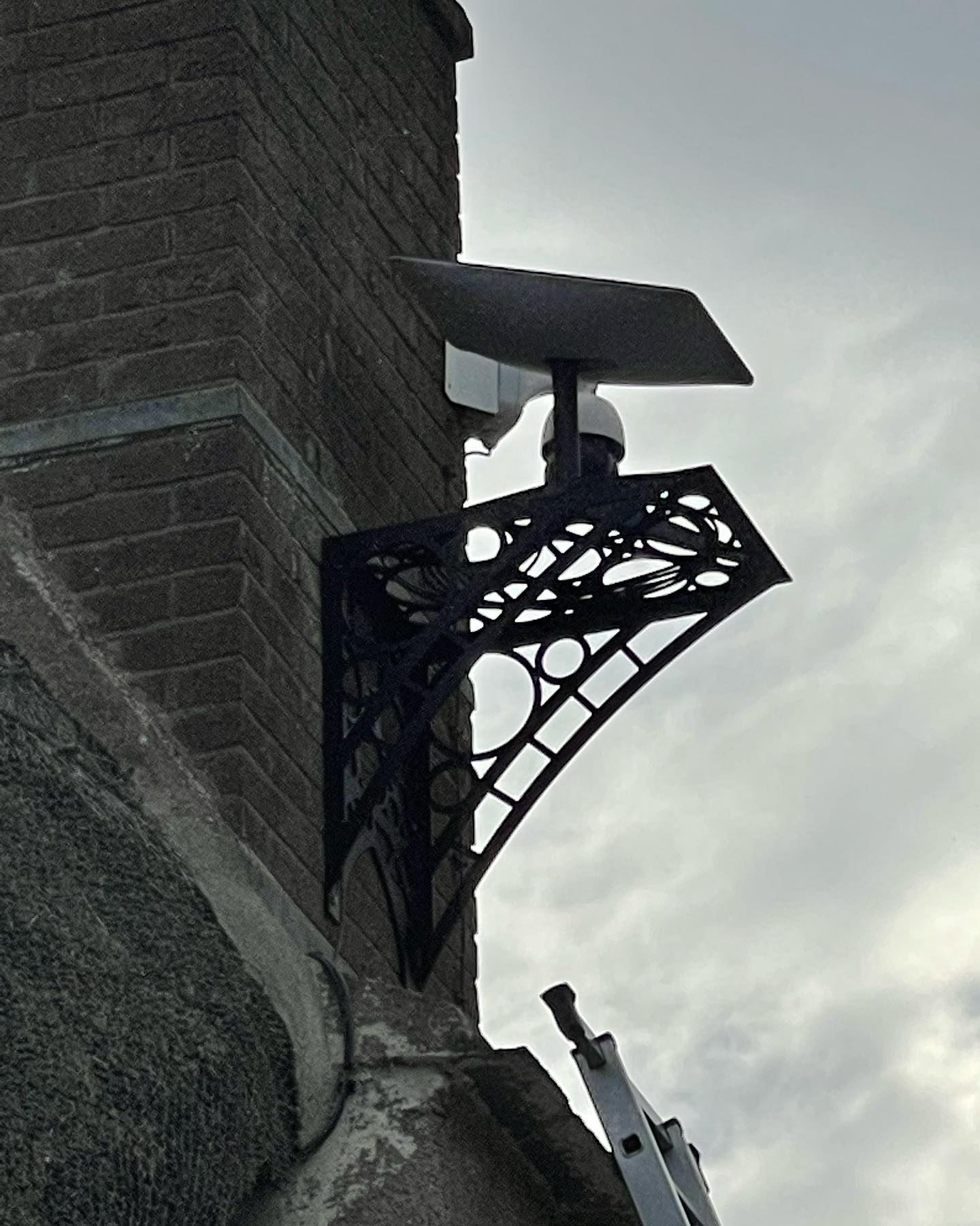 No bracket in stock for your starlink? No problem just get a bracket made. @elonrmuskk let’s talk 😆 @starlink_satellites. BTW this farmhouse in Devon has now gone from 2MBS to over 100MBS.