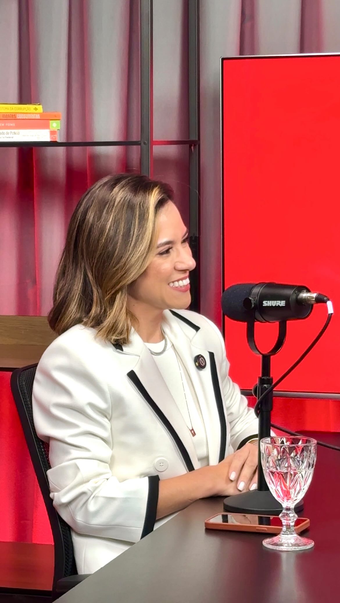 1, 2, 3... gravando! 🎙️
Vai ao ar nesta sexta-feira (30), no canal do YouTube da @podniveasales, a entrevista completa com a CEO da agência, a jornalista @luananunes.
Durante o bate-papo, nossa líder falou sobre os seus 15 anos no Empreendedorismo Feminino, sua prática na Comunicação Corporativa no Nordeste e a sua história nos tempos da infância e da faculdade.
Pode ter certeza que está imperdível! 🎬
Em breve, a gente coloca o link nos stories.
#luananunes #algomais #jornalismo #assessoriadeimprensa #comunicacao