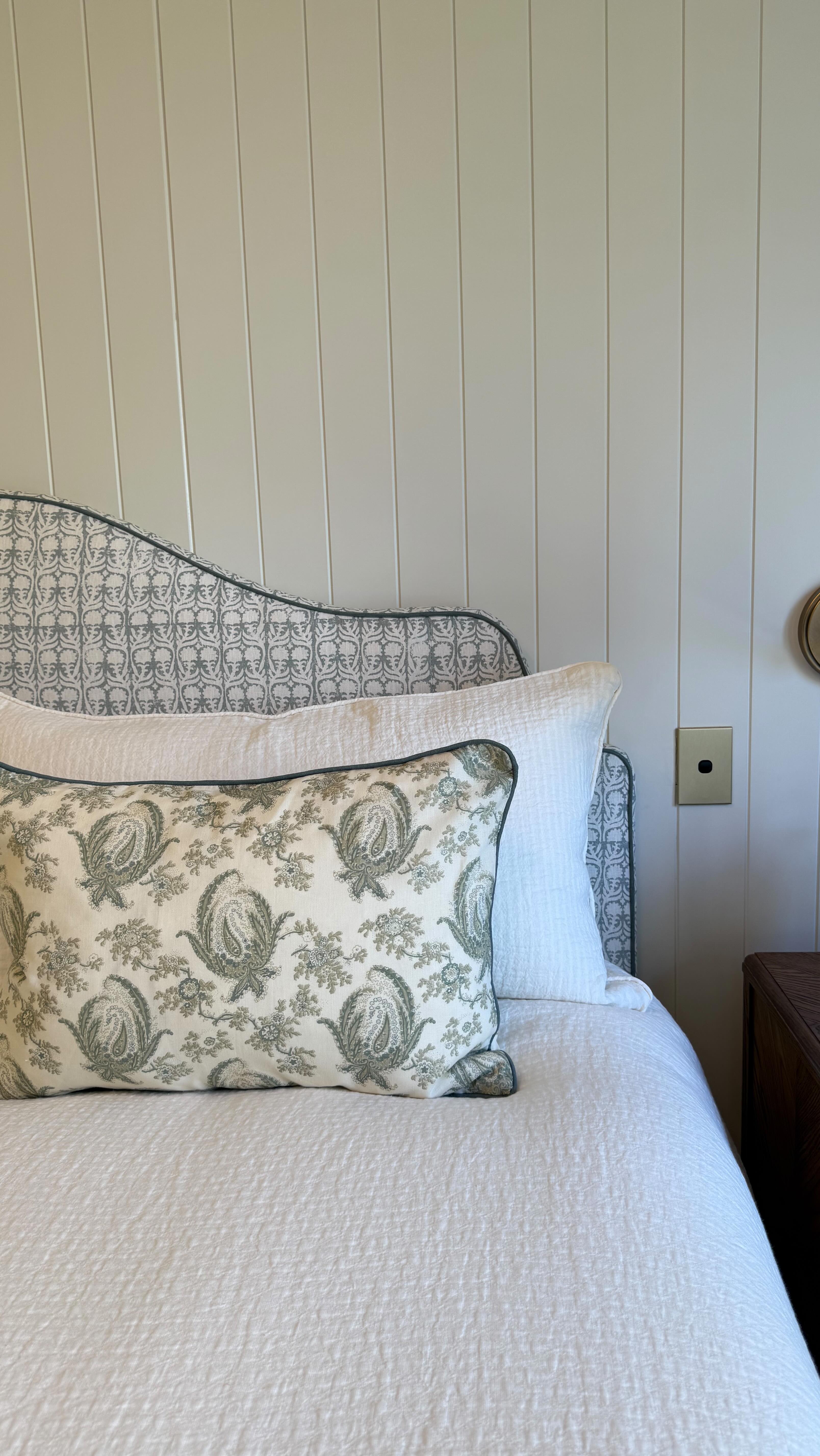 Gentle prints and tactile fabrics come together to create a room that invites you to slow down 🤍
#BespokeInteriors #bedroomdesign #custommade