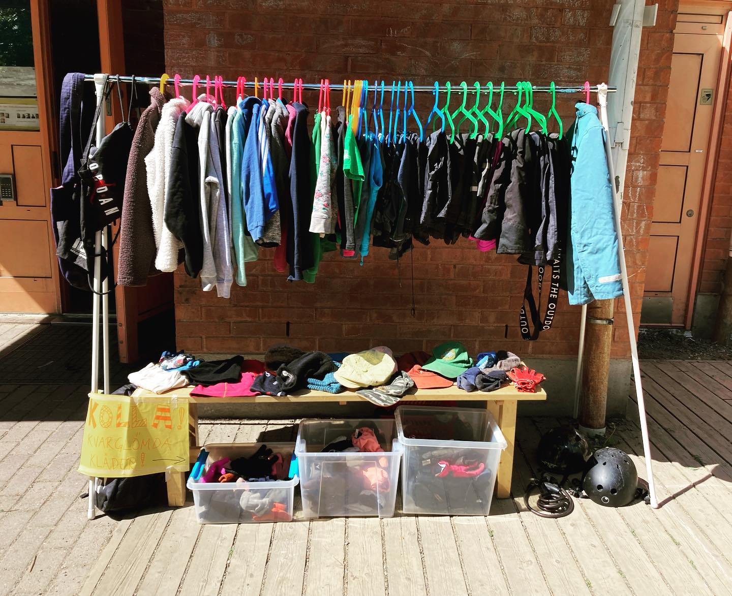 Kvarnen och Brunnen! Kolla vad med KVARGLÖMDA KLÄDER vi har. Det är kläder från morgonfritids ä, raster och fritids. Så när ni kommer och tittar på Vårshowen idag kl 15-17 så ta en titt in på Kvarnens lilla gård. Kanske hittar ni något som är ert 🤞