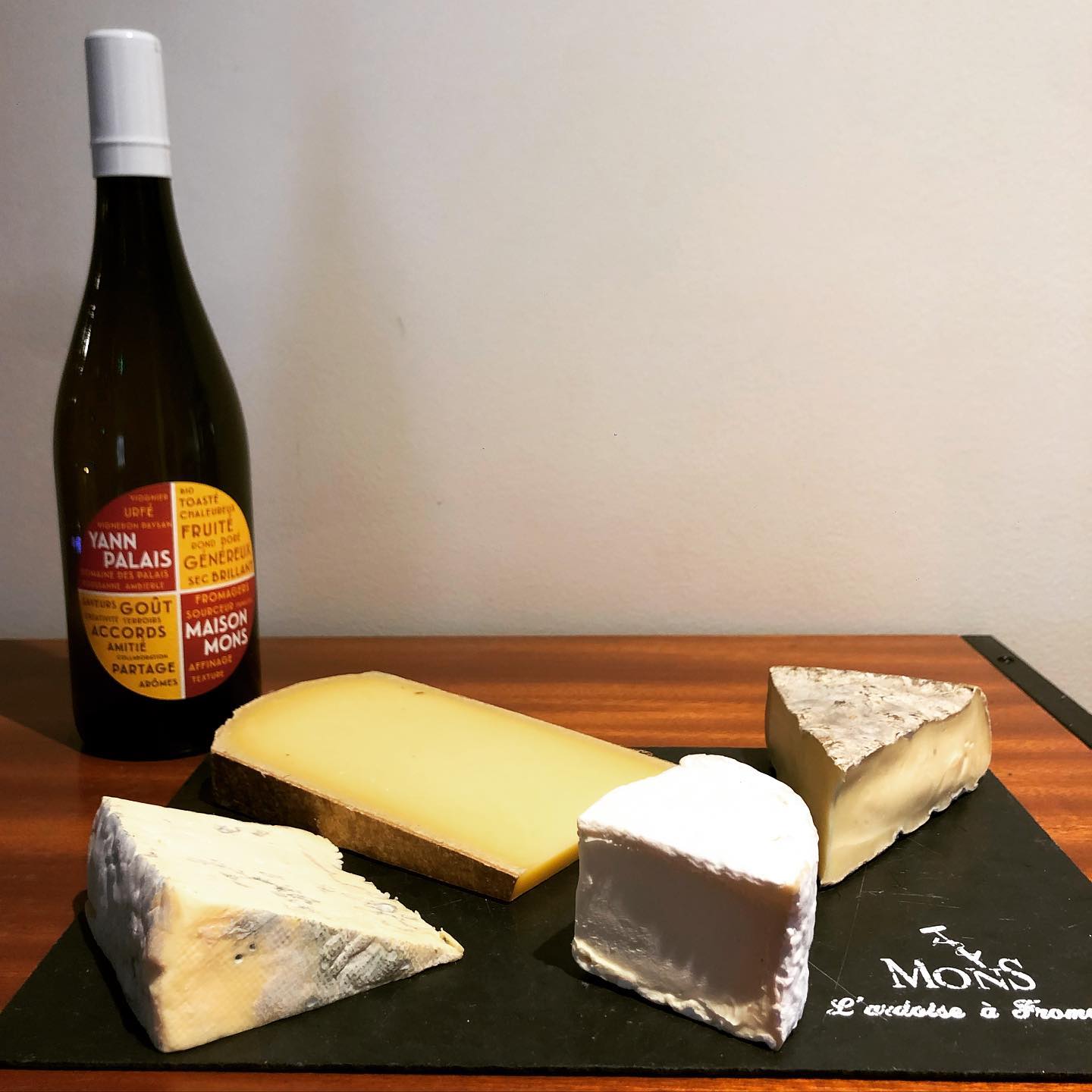 Retrouvez notre assemblage "Roussanne - Viognier" dans toutes les boutiques Mons pour sublimer vos plateaux de fromages lors de ces fêtes de fin d’année !
@mons_fromager_affineur
#domainedespalais #mons #fromageriemons #cheeselover #winelover #coteroannaise #loirevolcanique