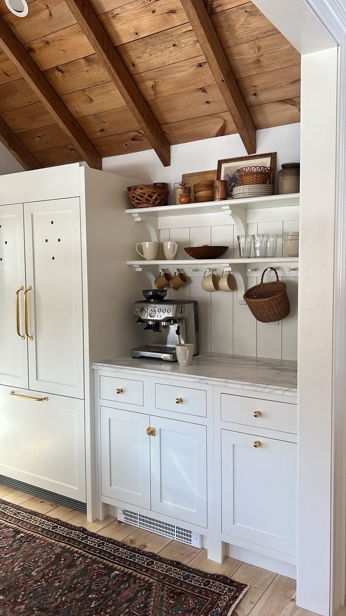 A lived-in feeling from the start 🤎
English kitchen, cottage kitchen, kitchen inspiration, small kitchen inspiration, kitchen shelves, slow-living