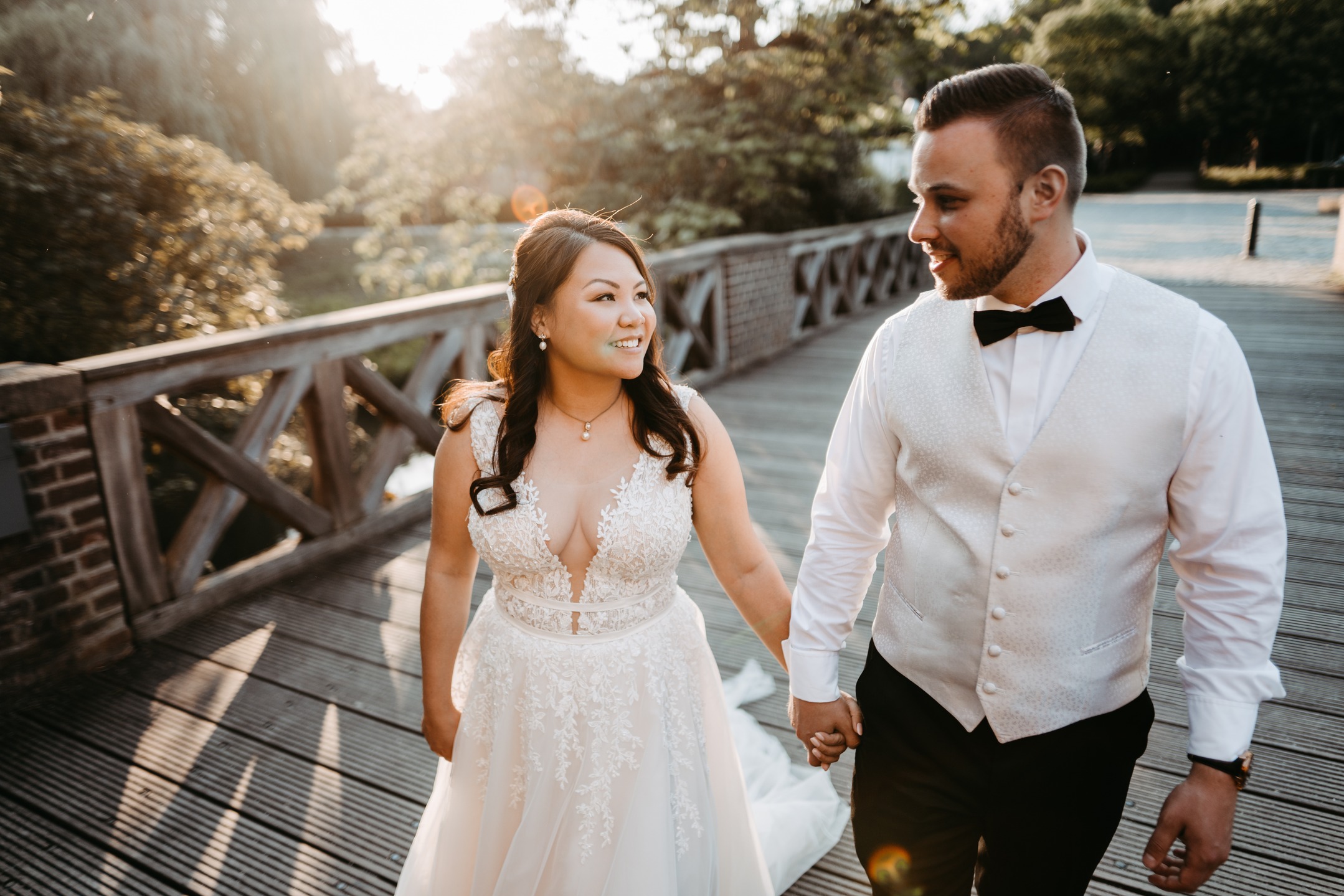 Julia & Michael im Sonnenuntergang ☀️
Die beiden durfte ich für ihre kirchliche Hochzeit mit anschließender Feier im Wasserschloss Wittringen begleiten 📷 🥰
Danke für euer großes Vertrauen. Das hat man zu jeder Zeit gespürt 😍