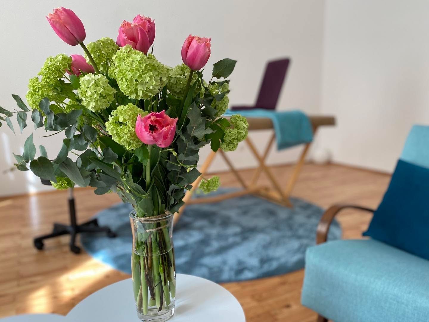 Blumen von einer glücklichen 5⭐️ Klientin. Das macht mich glücklich!
Ich liebe meine Arbeit.
#freeyoursoul #freeyourbody #5starsonly #körperarbeit #grinbergmethod #fülle