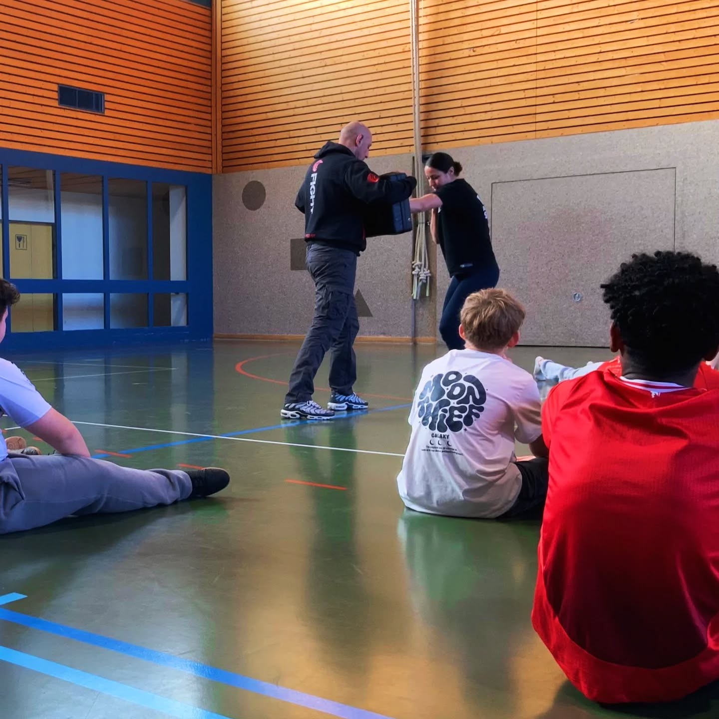 🥊🛡 Diese Woche durften wir gemeinsam mit Vincenzo vom Star Gym ein Selbstverteidigungsseminar an Oberstufe Oberburg durchführen 🤝🏻
Zum Einstieg vermittelten wir Grundlagen aus dem Kickboxen. Anschliessend ging es mit Krav Maga weiter - praxisnahe Selbstverteidigung & realistische Szenarien.
Selbstverteidigung bedeutet nicht, den ersten Schlag zu setzen. Sie beginnt mit Aufmerksamkeit, klarer Körpersprache & der Fähigkeit, Situationen frühzeitig zu erkennen. Wir haben den Jugendlichen konkrete Handlungsmöglichkeiten für bedrohliche Situationen aufgezeigt & durften viele spannende Fragen beantworten 🙏🏻
Es war uns eine grosse Freude – alle Schülerinnen & Schüler haben grosses Interesse gezeigt & sehr engagiert mitgemacht 😊💪🏻
Nächste Woche dürfen wir mit den weiteren Klassen weitermachen 🤍
Ein grosses Dankeschön an die Schule & die Gemeinde Oberburg, die solche Inputs für Jugendliche möglich machen ✨
#selbstverteidigung #kickboxen #kravmaga #selbstverteidigungfürkinder #allinsport