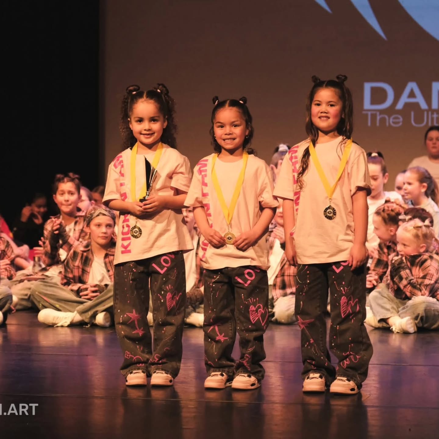 Wat een weekend bij @dancewavescompetition !! We zijn met zoveel prijzen naar huis gegaan...🥇🥈🥉
.
🥇 Duo @jamie_.danielle & @maddancerrr
🥇 Solo @caithlyn1310
🥇 Trio Joya & Sophia & Lyorah
🥇 Solo @rosalie.g_
🥇 Impro Lyorah
🥈 Duo Lyva & Louême
🥈 Solo @dayzeemaefortes
🥈 Team @kinda.x.sus
🥈 Team @lil.groovers
4e Solo @fayennevanemdengmail.com5
5e Djulissa
5e @jennazwaaf & @chloeapro
.
#dansschool #zoetermeer #prijzen #competition @dancewavescompetition