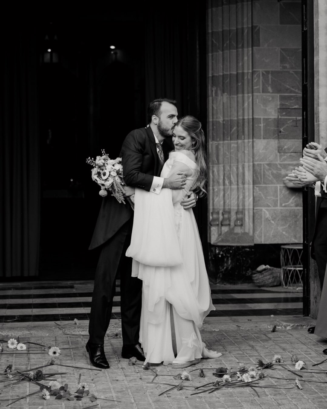 Paula & Alejandro celebraron su día en @masiadelcarmen ✨ con vestido ideal de @alexvidal_atelier zapatos @castanerofficial y pendientes @paulet.official 🤍 El chaqué del novio fue obra de @sastreriajajoan flores @atelierdelaflor maquillaje @paulabc_muah catering @gourmetcateringyeventos música @somos_palosanto @grupomaderita @jsilvestrep55 💫
___
@paulaolsan @afernandezbayo