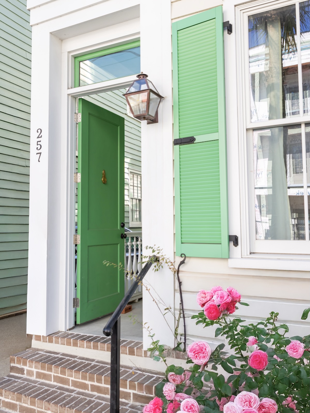 💛Ready to book your getaway? We have the most amazing @airbnb for you in Charleston! Heated pool, walk to town, sleeps 12 🌴 what more do you need? #charlestonsc #airbnb 🌺#interiordesign #homestyledecor #homestylist