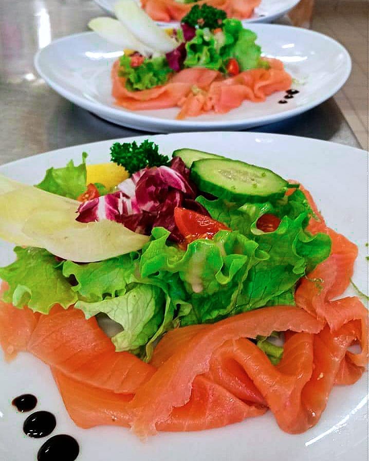 Venez découvrir la chiffonnade de truite fumée !🐠 Accompagnée de sa salade verte 🥬