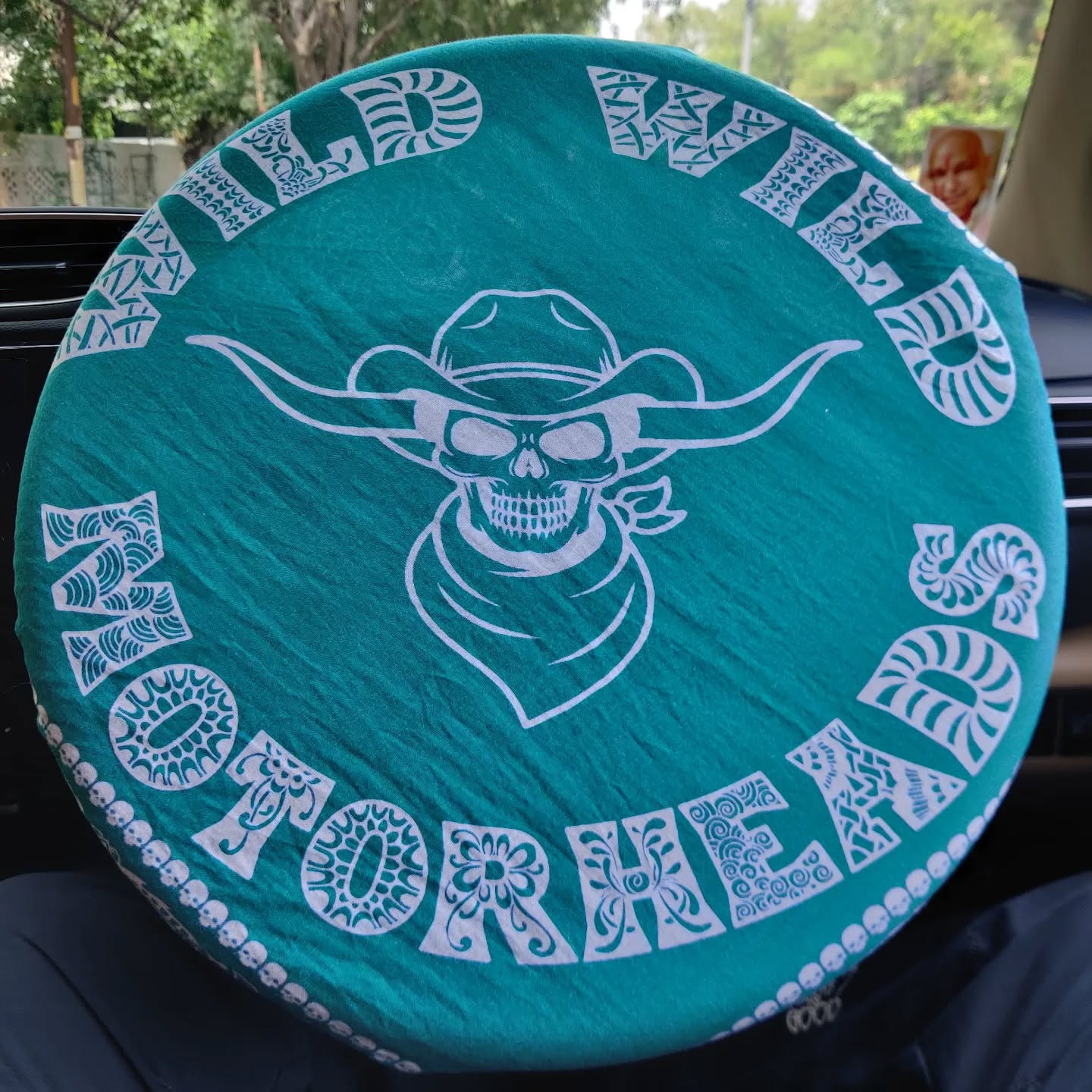 When Delhi's heat makes your steering wheel burn 😈🥵
This is not how we'd thought our #bangkerchiefs would be used, but now that you gave us the idea, well well, we're taking our thinking caps out. 🤘🏻
#wildwildmotorheads #bandana #makethemostofit #jugaad #indianthings #justindianthings #whysoserious #apparel #wildornothing #wildornothingatall