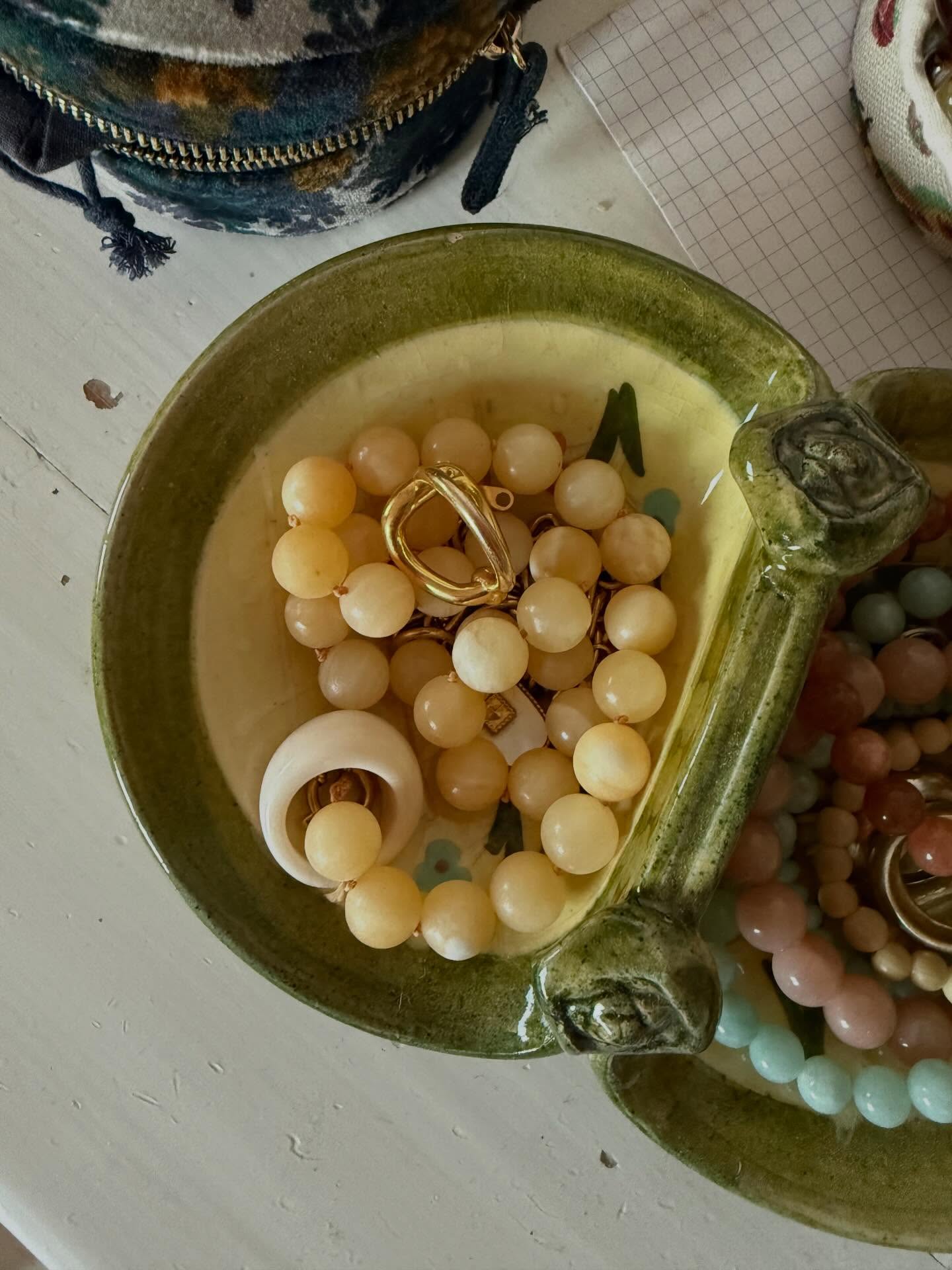 Si vous regardez ma table de nuit, vous ne trouvez pas de maquillage, mais par contre beaucoup de bijoux. Alors quand @perlesandco m’a proposé de m’envoyer des perles pour faire les bijoux de mon choix. J’ai dit ouiii !!!
J’ai donc réalisé ce collier et ce bracelet, tous les deux en pierres naturelles.
@perlesandco m’a également proposé pour vous un Code de 10 % avec le code ATELIEREMILIE10.
🐚✨
•
Collaboration commerciale. Produits offerts