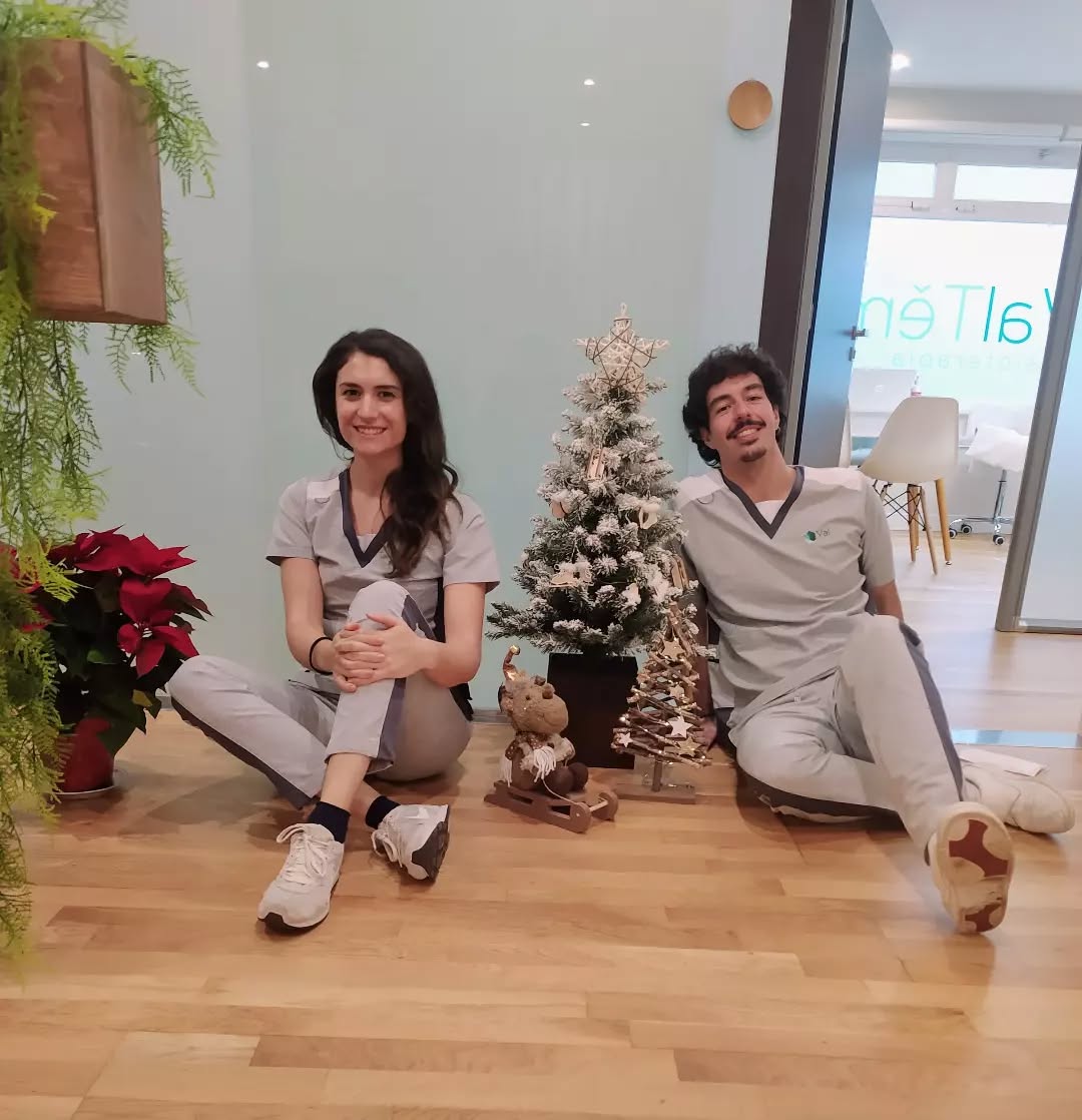 Termina un año muy bonito para @valtemfisioterapia y nos llevamos un montón de buenos momentos gracias a todos los que confiáis en nosotros 💖
Os deseamos que disfrutéis de unas Navidades estupendas y entréis en el nuevo año con salud y energía! 🎄
¡No os olvidéis de seguir comiendo sano y haciendo ejercicio estos días! 😉
✨Un abrazo enorme del equipo de Valtem