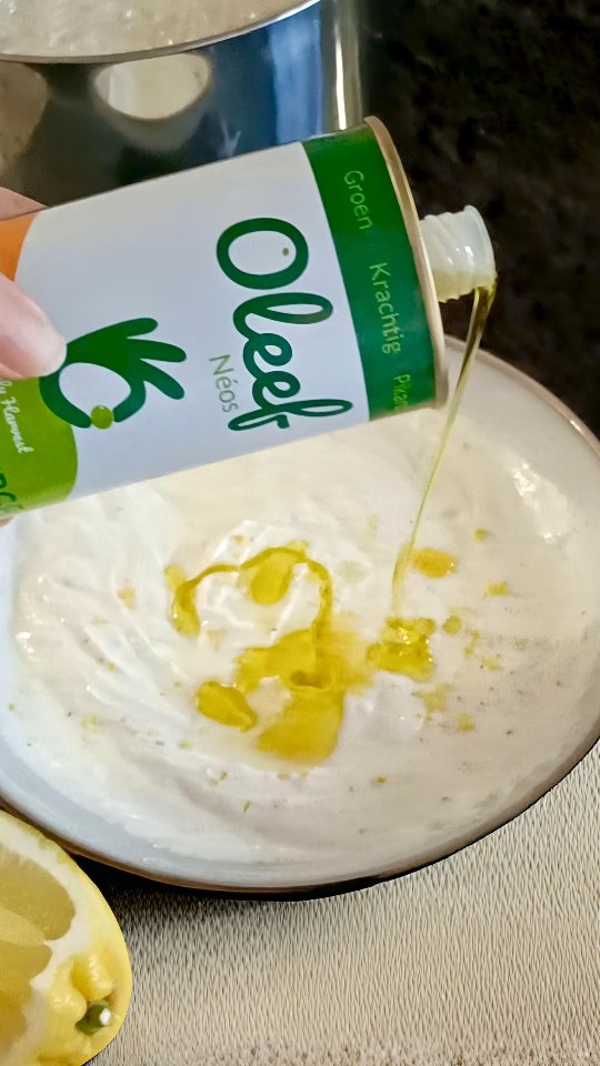 Hoe maak je van een simpele pasta een chefwaardig gerecht?
Juist ja. Met één drizzle Oleef Néos🤌🏼.
Zo maak je ’t:
– Kook pasta naar keuze
Mix voor de saus:
– Ricotta (opgeklopt)
– Citroenrasp en sap 🍋
– Peper & zout
– Flinke drizzle Oleef Néos
Voeg toe:
– Zoete cherry tomaatjes
– Gerookte zalm
– Kappertjes
15 minuten. Bomvol smaak. 🫒
#oleefneos #earlyharvest #ricottapasta #extraviergeolijfolie #extraLekker