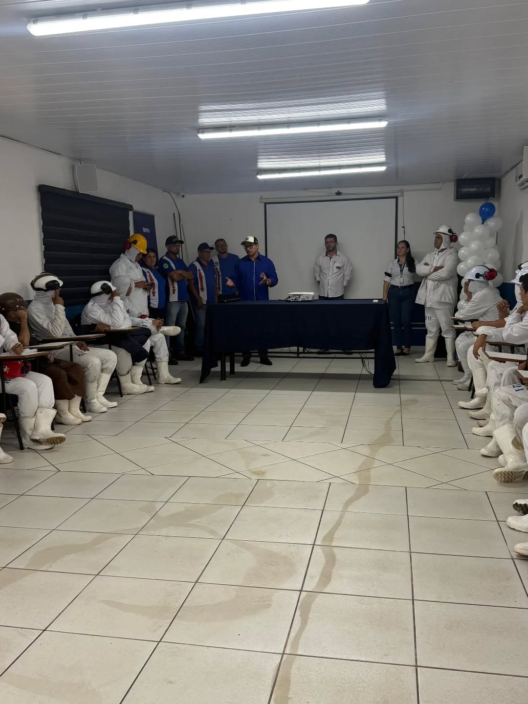 SINDMASSA MS EM AÇÃO: Assembleia na Naturafrig garante reajuste salarial para a categoria 📄✅
Nesta sexta-feira (30/01/2016) , a diretoria do SINDMASSA MS @sindmassams esteve presente na unidade da Naturafrig, em Rochedo, para conduzir uma importante assembleia de negociação e deliberação com os trabalhadores.
A pauta principal foi a definição do percentual de reajuste salarial para o biênio 2026/2027.
Em uma demonstração de compromisso e agilidade, ficou definido que os novos valores já serão aplicados imediatamente, refletindo no pagamento de fevereiro de 2026.
Esta conquista é fruto de um trabalho incansável da nossa diretoria, que não mede esforços para estar no "chão de fábrica".
Estamos visitando todas as empresas, base por base, dialogando olho no olho com os trabalhadores e mantendo uma postura firme nas negociações com os patrões.
O objetivo é único: assegurar que os direitos de todos sejam não apenas mantidos, mas ampliados.
⚠️ A Força da Representatividade
Este momento reforça a importância fundamental da filiação.
Um sindicato forte se faz com a união de todos. A sua filiação é a nossa voz diante das empresas; é o que nos dá legitimidade e força para negociar melhores condições de trabalho e salário para você e sua família.
Não fique só, fique sócio!
Juntos somos mais fortes, unidos somos imbatíveis! ✊
#SindmassaMS #Naturafrig #Rochedo #DireitosTrabalhistas #ReajusteSalarial SindicatoForte LutaSindical TrabalhadorValorizado NegociaçãoColetiva UGT MatoGrossoDoSul