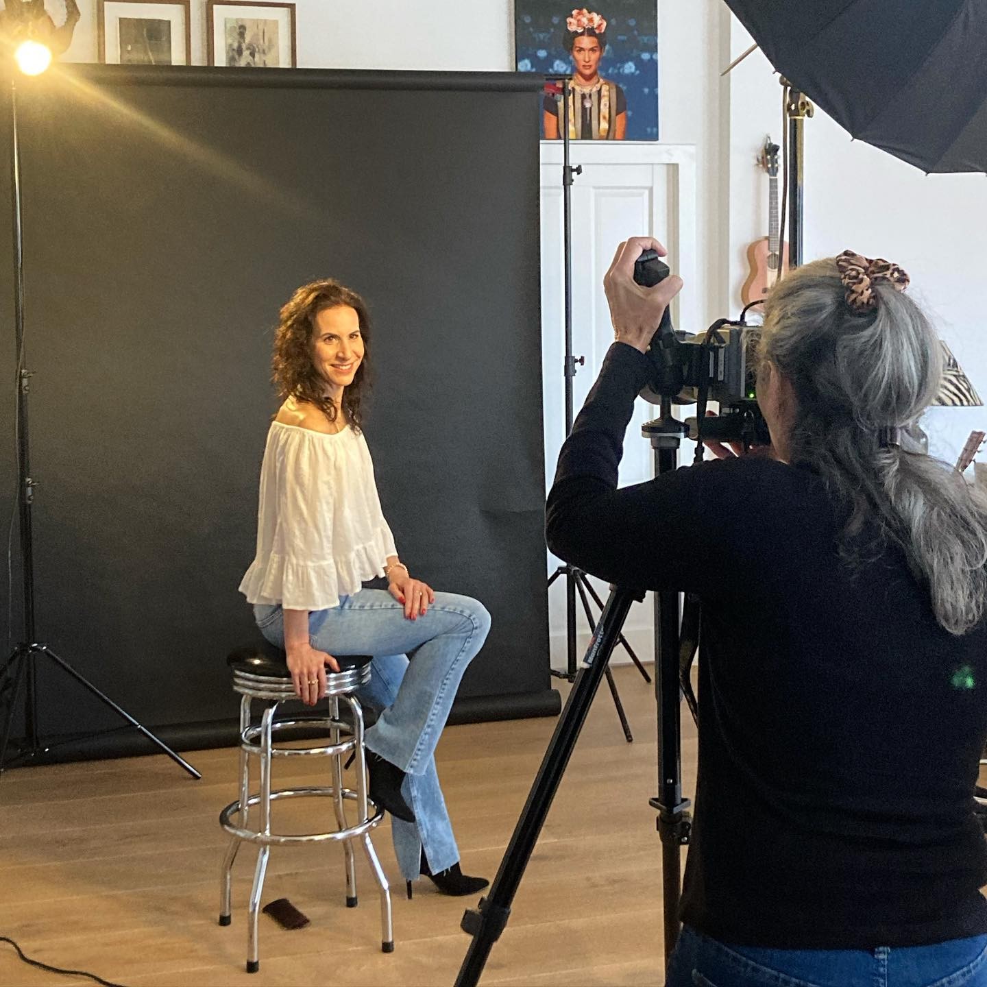 Behind the scenes with the phenomenal @patriciasteur
📸: @theomaijenburg (who was full of brilliant ideas👏)
#fotoshoot #photography #behindthescenes #studiolife #studiophotography #stufiovibes #studioshoot #hasselblad #creating #treatsstyle #🤘