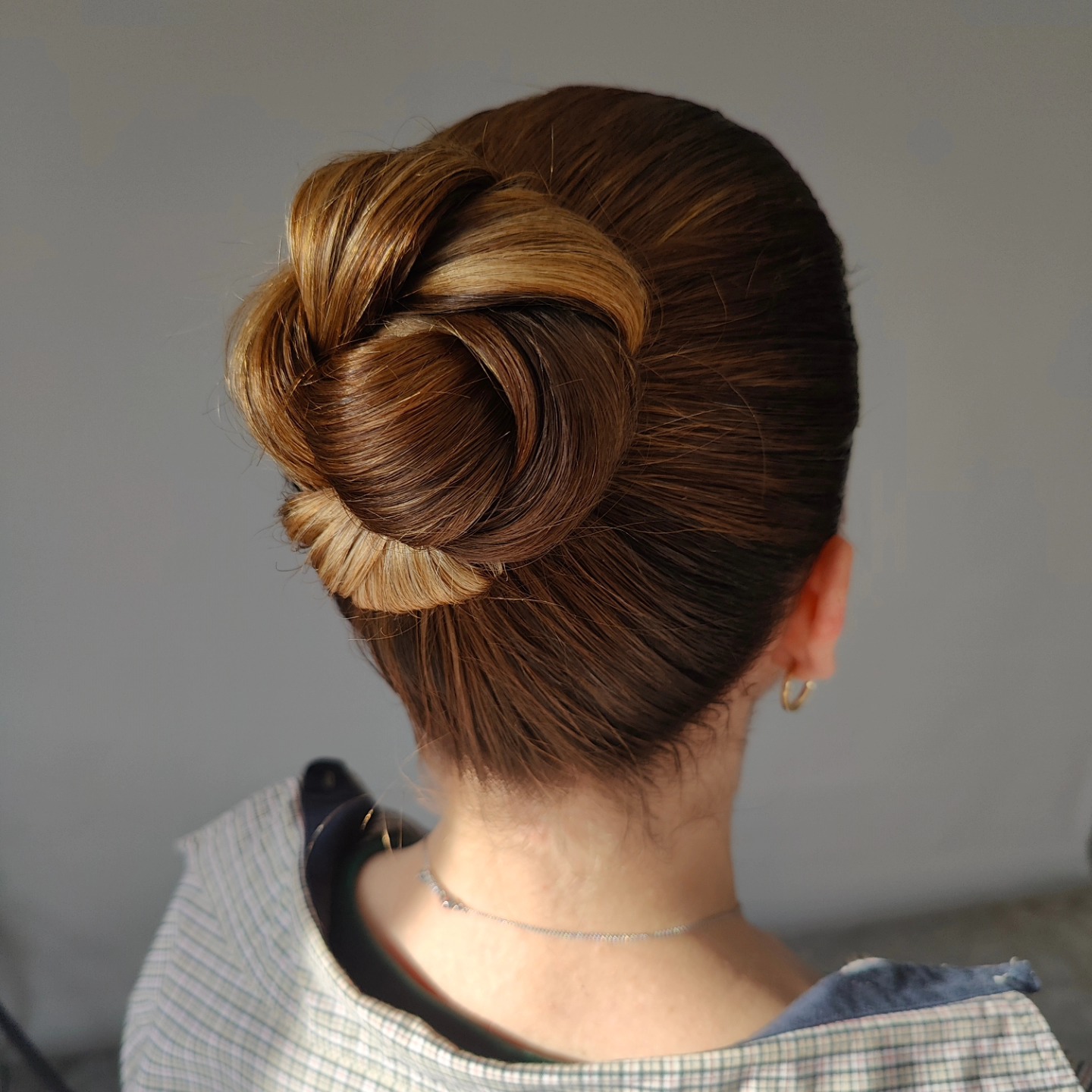 Minimalistisch. Tijdloos. Elegant.
Dit bruidskapsel ademt de essentie van bridal seizoen 2025: puur, verfijnd en moeiteloos chic.
Perfect voor de bruid die houdt van eenvoud met een sterke uitstraling. Geen franjes, wél finesse.
#bridalhair #bruidskapsel #weddinghair #2025bride #minimalwedding #tijdloosstijl #eleganceinmotion #bridalbeauty #coconmoment