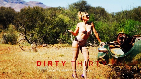 💬 “Need a ride?” 👱🏻♀️ “Where y’a headed?” #thumbsout #desert #hitchhiker