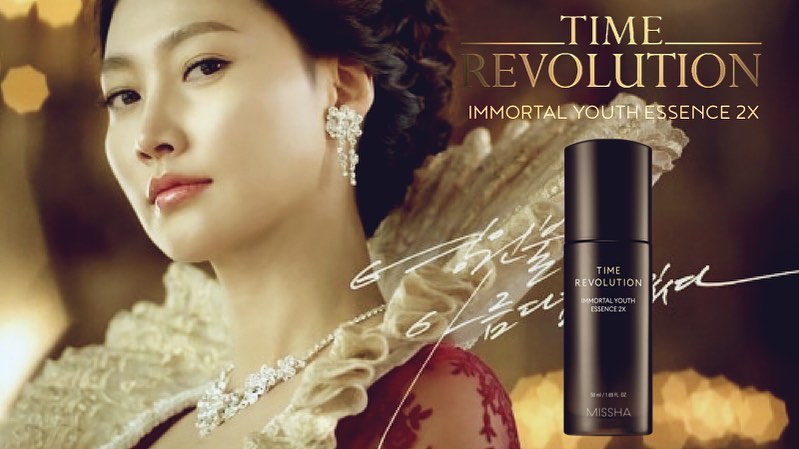 Immortal Youth Essence 2X es la nueva generación de la popular esencia cremosa de la marca Missha. Parte de su línea superventas, Time Revolution. Una esencia antiedad, hidratante e iluminadora formulada con un liposoma azul patentado por la marca y un potente complejo de ingredientes antiedad que ralentizan el envejecimiento prematuro de la piel y mejoran la apariencia de arrugas y líneas de expresión. Cómprala ya @koreanbeautyshop_eu #missha #misshaespaña #timerevolution #cosmeticacoreana #comprarcosmeticaonline #esencia #esenciafacial #kbeauty #kbeautyblogger #kbeautyespaña #kbeautyportugal #immortalyouth #pielmadura #pielapagada #manchas #nutrelapiel #cuidadofacial #cosmeticanatural #tratamientoantiedad #patasdegallo #cuidadodelapiel #rutinafacial #rutinadebelleza #rutinaskincare #belleza #juventudeterna #elixir #essence #coreadelsur #ritualesdebelleza