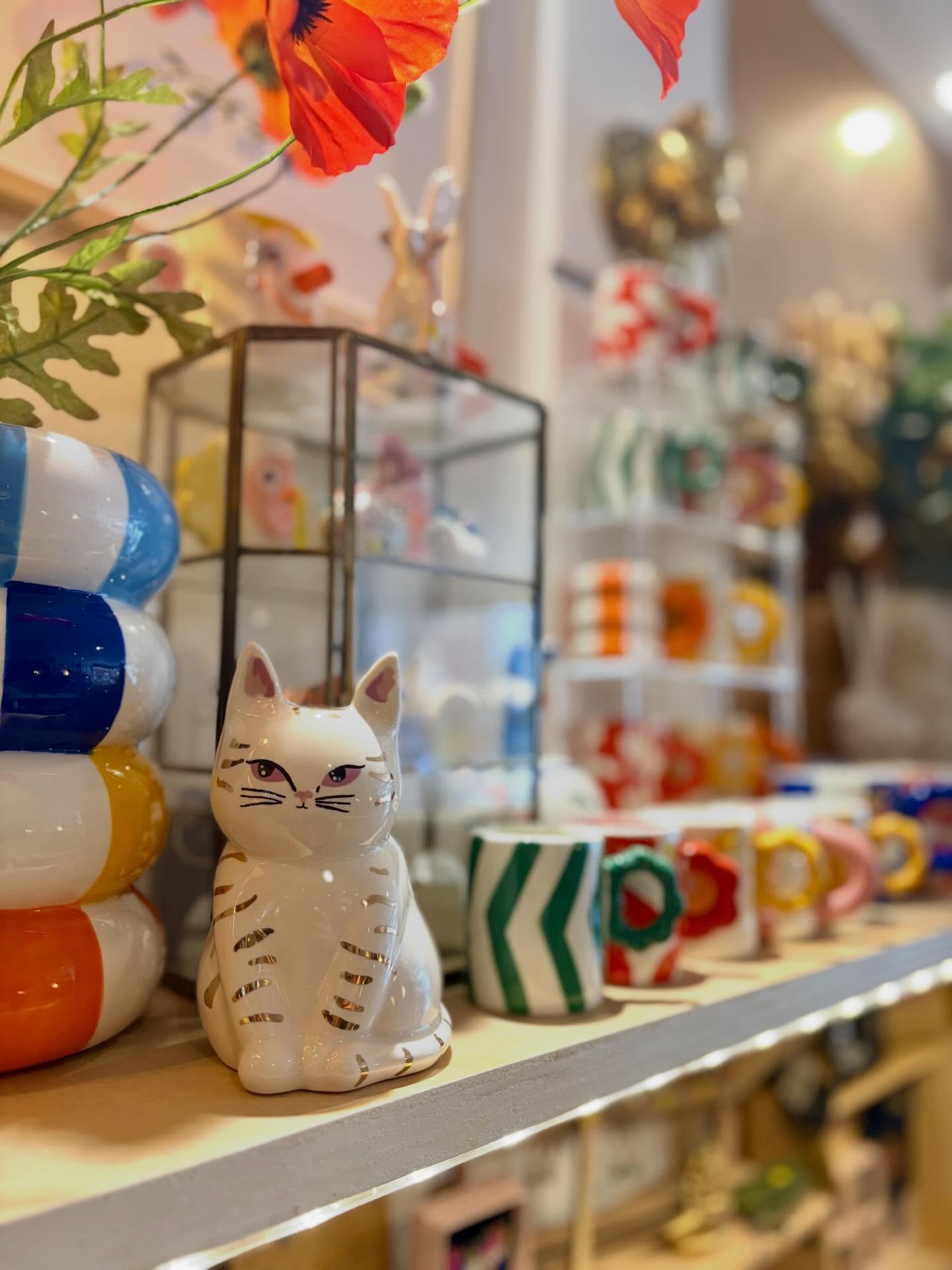 🐈 Un vase en forme de chat… on l’adore déjà. 🐈
On a reçu plein de jolies nouveautés en boutique 💫
Et surtout… il ne reste plus que 4 jours pour venir nous faire un coucou, nous claquer la bise 😘 et profiter des horaires habituels avant notre départ en voyage 🌍✨
🕰 Jusqu’à la fin de la semaine :
👉 horaires habituels en boutique : 11h - 19h
Puis à partir de février, le rythme change un peu 👇
🗓 Horaires de février :
• Jeudi après-midi : 15h – 19h
• Vendredi & samedi : 11h – 19h
Encore quelques jours pour passer, découvrir les nouveautés, prendre le temps…
On vous attend au Puits d’Amour 💛
📍 Le Puits d’Amour
113 rue Fondaudège – Bordeaux
Quartier Jardin Public