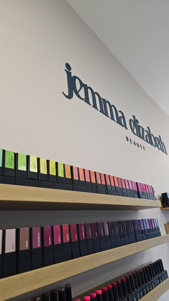 Eeeee the last couple of bits are being done at the salon & then renovations are finished!
I have definitely needed a new logo for a while & I absolutely loved what @logodesignbypaige_ created.
& then the sign is exactly what I imagined in my head... matte, navy Blue & just enough to fill the space but still keep the clean look 🤌.
Big thank you to @signaturesynes for making it a reality.
#beautysalon #salonrenovation