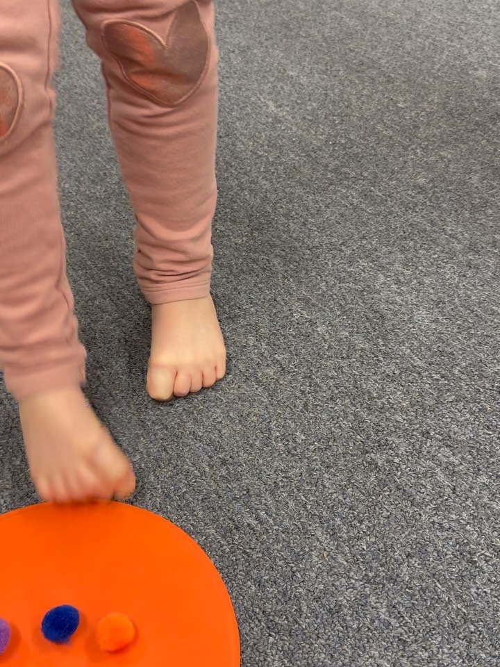 Our feet are spending a lot of time in boots these days. So Marisa invited our friends to play toe-ga today.
🦶Can you use your toes to pick up a pom-pom and place it on a yoga dot?
❓Can you try the opposite foot?
👣 Can you try both feet at the same time?
Give your feet some ♥️ and try this at home!
**********************************
#LCDS
#LearningCommunityDaySchool
#PlayBasedLearning
#Preschool
#WestportCT
