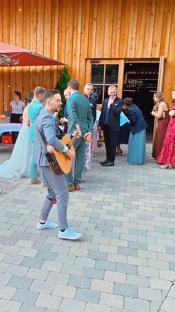 Auflockerung und Unterhaltung beim Sektempfang? Livemusik ist genau das Richtige!
#simonsmusik #livemusik #hochzeit