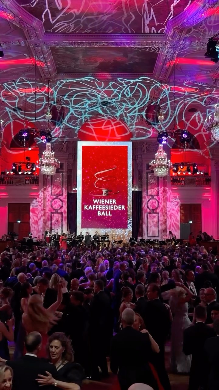 Is there anything more Viennese than blending ball season with Kaffeehaus culture?
Exactly. That’s the Kaffeesiederball.
On site supporting @juliusmeinlaustria and yes, here’s video proof that our team also stuns in formal wear.