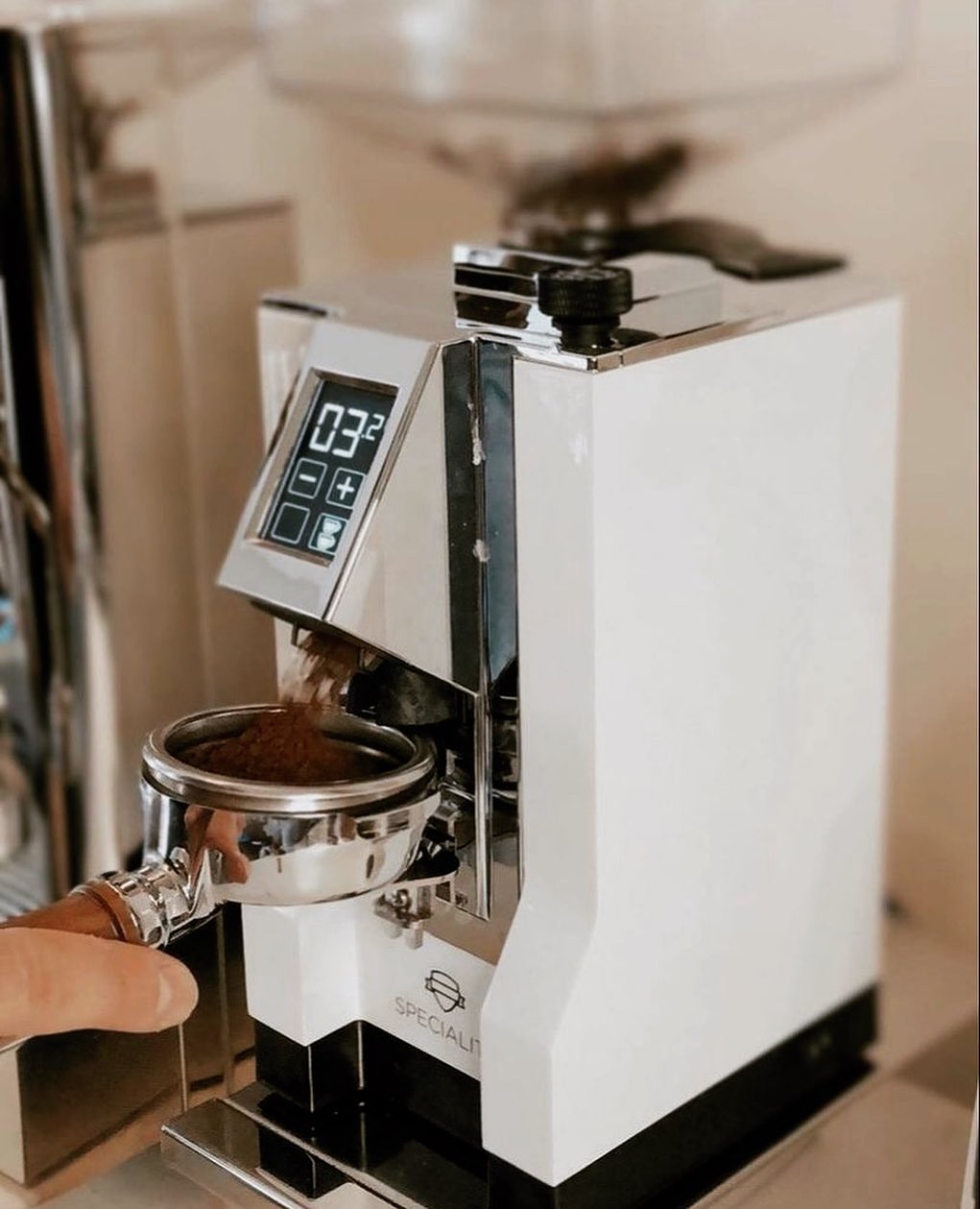 If you’re looking for accurate dosing and distribution so that your morning coffee ritual is as precise and consistent while still being relaxed, the Mignon Specialita is the one for you.
The Eureka Mignon Specialita is a dedicated home espresso grinder with 55mm flat steel burrs. This burr grinder has digital timed dosing with a conveniently placed stepless grind adjustment dial, and superb noise insulation.
📷- @eureka__grinders
.
.
.
.
.
.
#mignon #eurekamignon #specialita #grinders #eurekagrinders #eurekagrindersindia #coffeeindia #coffeemachinesindia #homebarista #indianspecialtycoffee #indiancoffeeculture #specialtycoffee #espresso #espressomachine #coffeegrinder #espressogrinder #burrgrinder
⠀⠀⠀⠀⠀⠀⠀⠀⠀
⠀⠀⠀⠀⠀⠀⠀⠀⠀