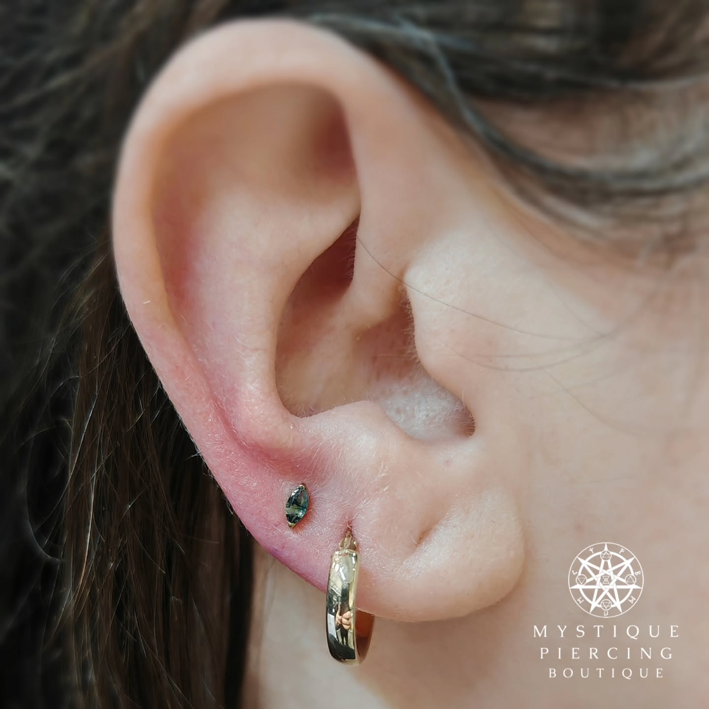 With gold prices going crazy high on a global market, anodised titanium is another way to go to get a look without huge price tag!
Fresh 3rd Lobe piercing with Prong Leaf Moss Agate from @tremunpiercing
Piercer: @symbiotic_piercing @paid2stab
Using: @probodyart @purklenz
Aftercare: @neilmedpiercingaftercare