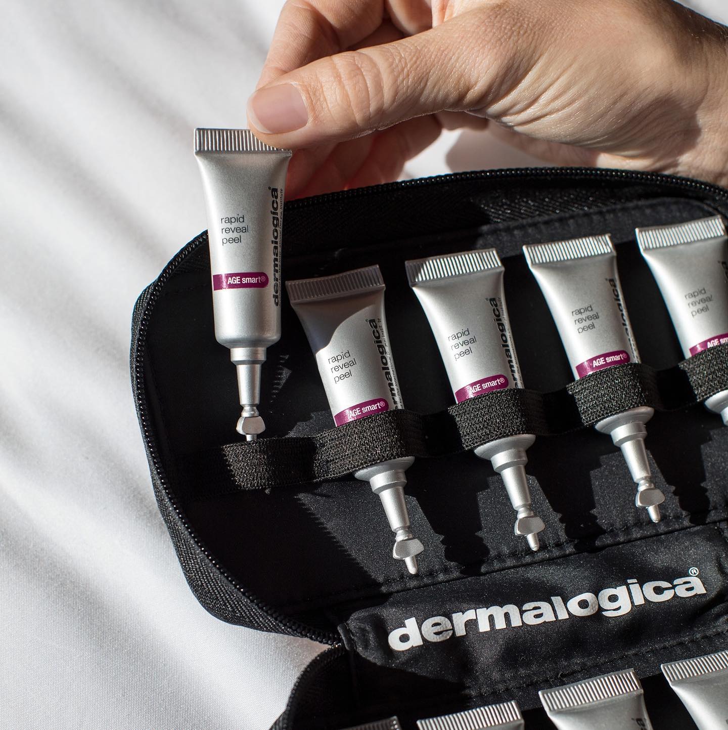 Rapid Reveal Peel is de meest krachtige exfoliant voor thuisgebruik die snel resultaat geeft zonder hersteltijd.
Deze lichte, maar zeer effectieve peeling geeft een kickstart aan je celvernieuwing en verwijdert dode huidcellen om de daaronder liggende frisse, stralende huid te onthullen.
De manier om zelf je huidzorgen zoals pigmentschade, fijne lijntjes en rimpels aan te pakken.
Dit leuk tasje bevat 10 krachtige peelingbeurten voor € 89!