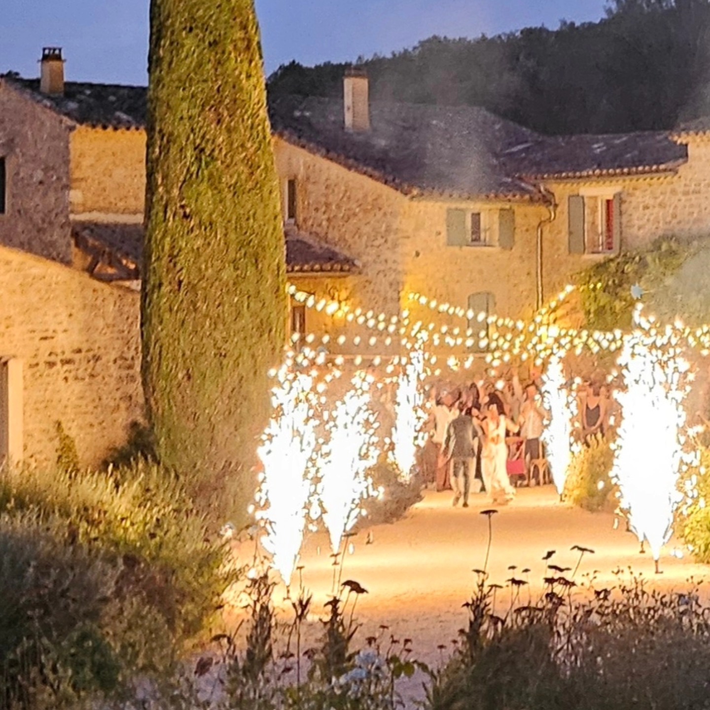 Un samedi soir sur la terre.... De Valbonne 😍
@maison_nans
@conciergerielaclefdutemps
@les_herbes_sauvages
@jani_solution_evenementielle
#weddingprovence #dinersouslesétoiles #lieudexception #lieudexception #inspirationmariage #mariageenprovence #provence #occitanie #gard #saintpauletdecaisson #weddingday